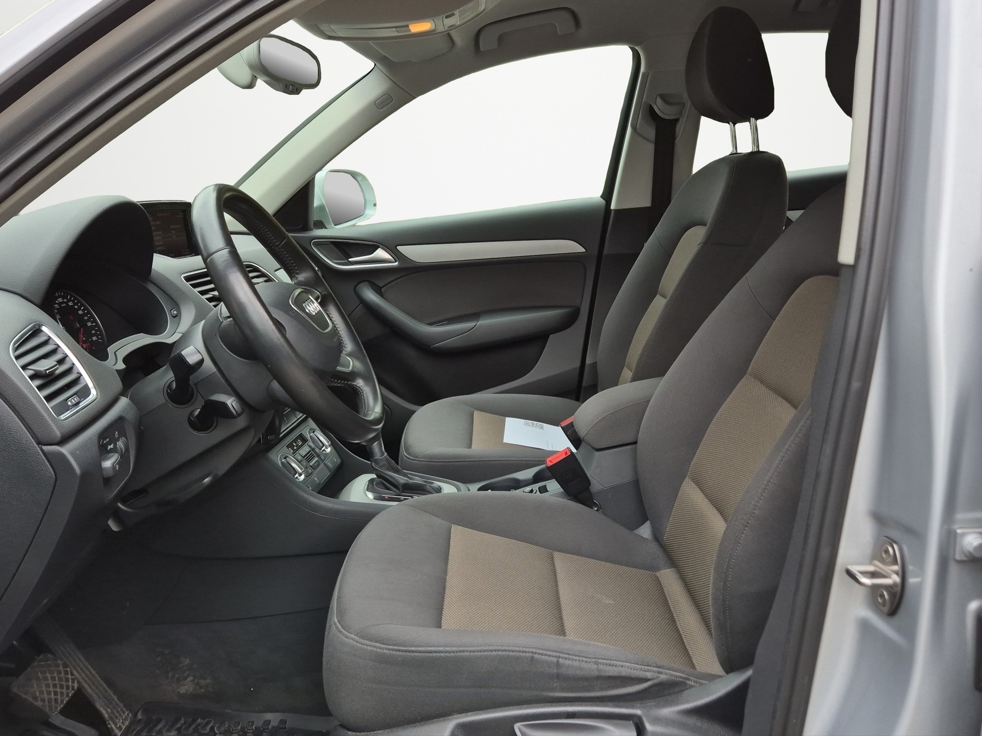 AUDI Q3 2.0 TFSI quattro S-tronic-image-8