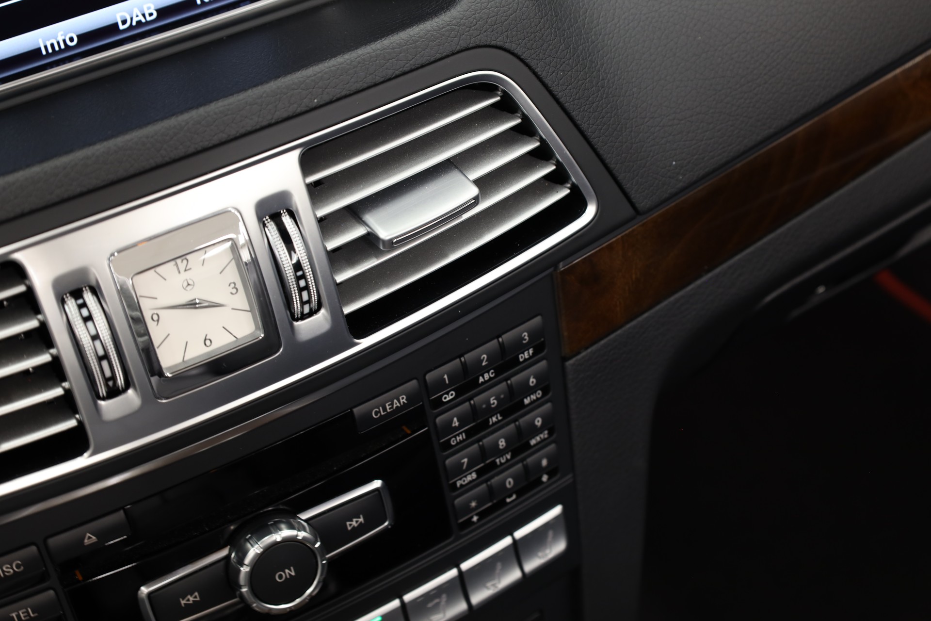 MERCEDES-BENZ E 320 Cabriolet-image-19