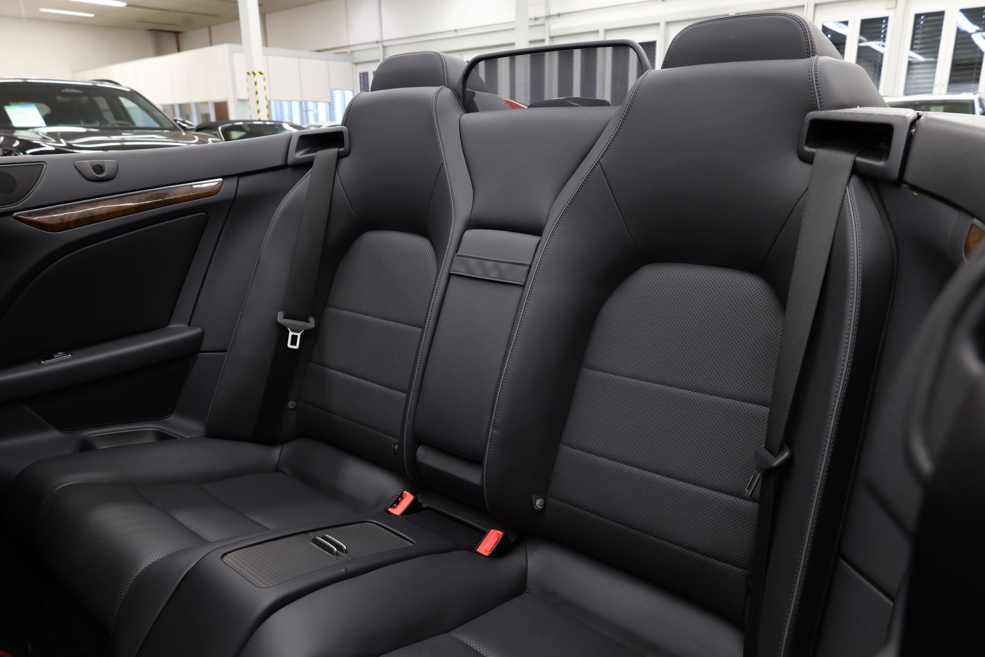 MERCEDES-BENZ E 320 Cabriolet-image-21