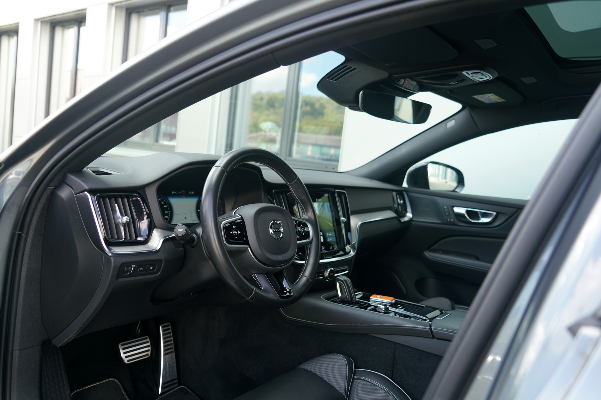 VOLVO V60 T6 eAWD Twin Engine R-Design Geartronic (CH)-image-4