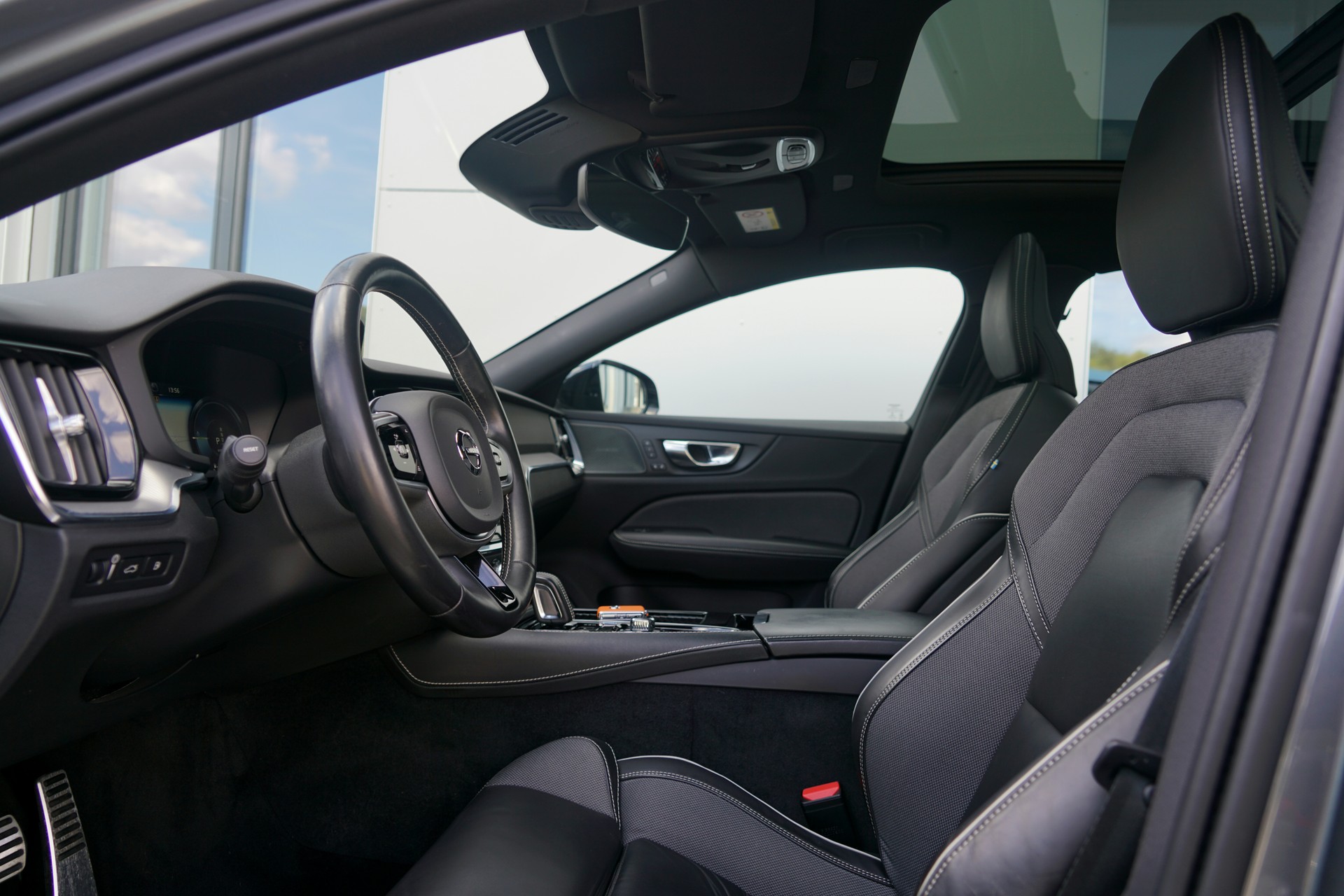 VOLVO V60 T6 eAWD Twin Engine R-Design Geartronic (CH)-image-5
