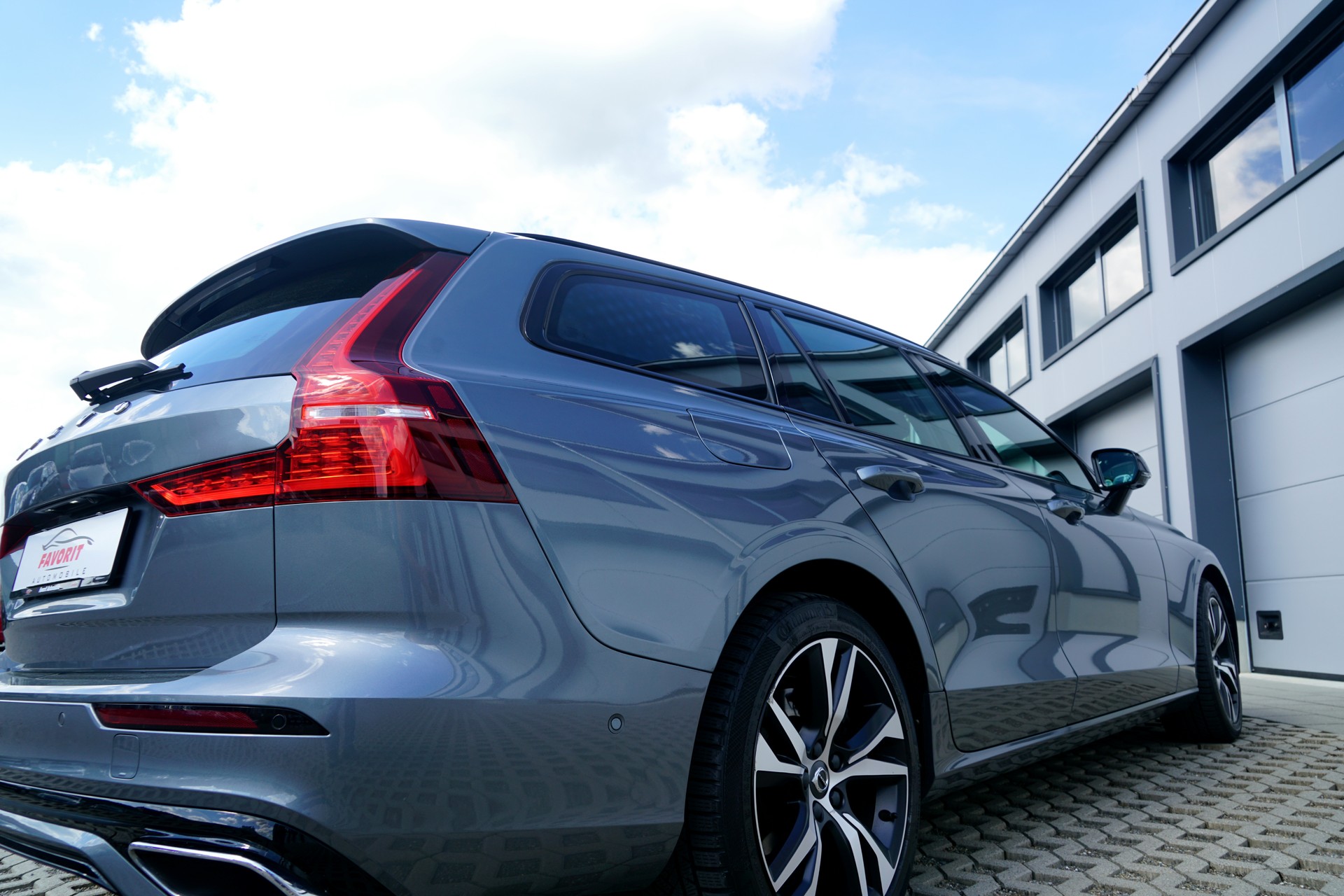 VOLVO V60 T6 eAWD Twin Engine R-Design Geartronic (CH)-image-2