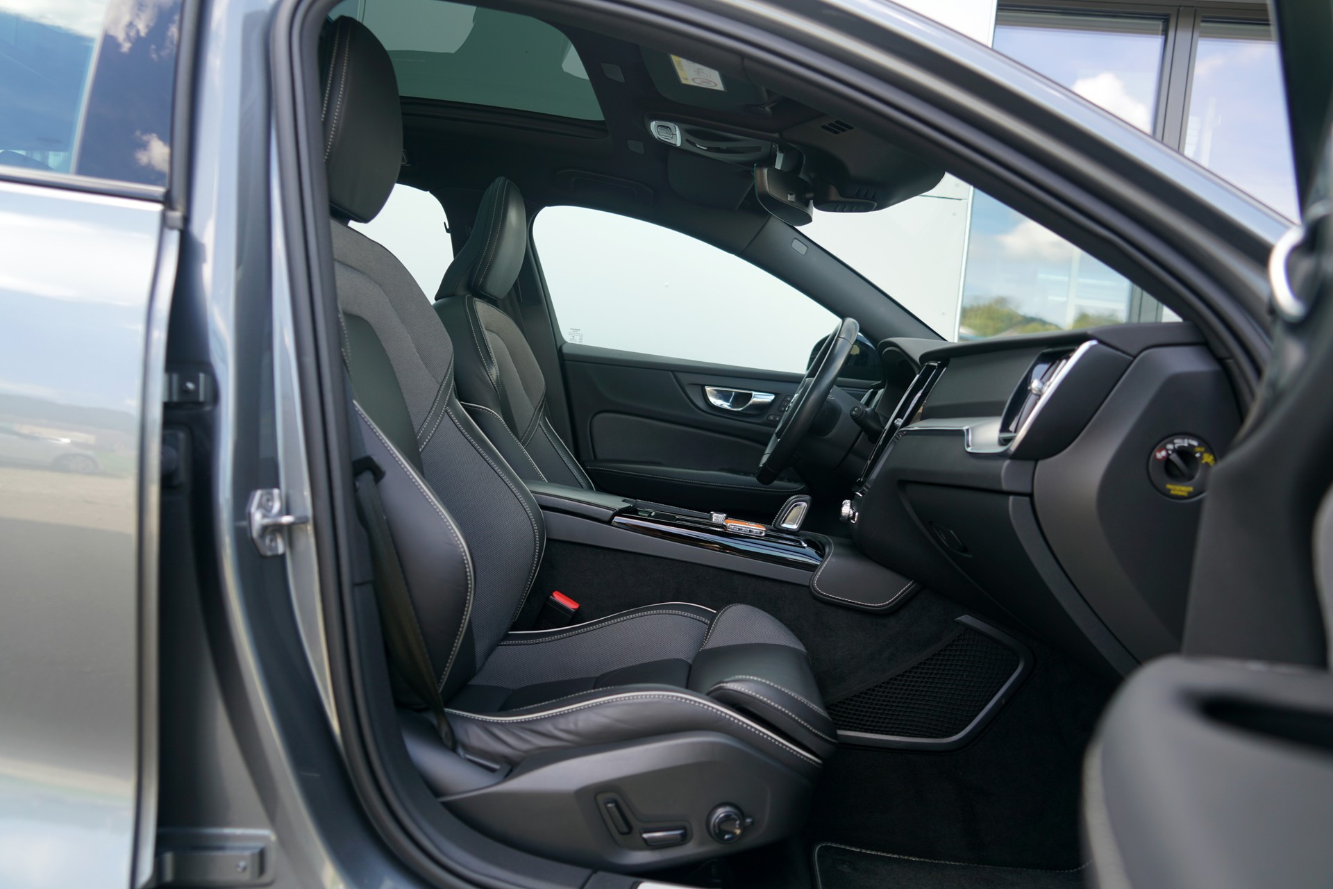 VOLVO V60 T6 eAWD Twin Engine R-Design Geartronic (CH)-image-12
