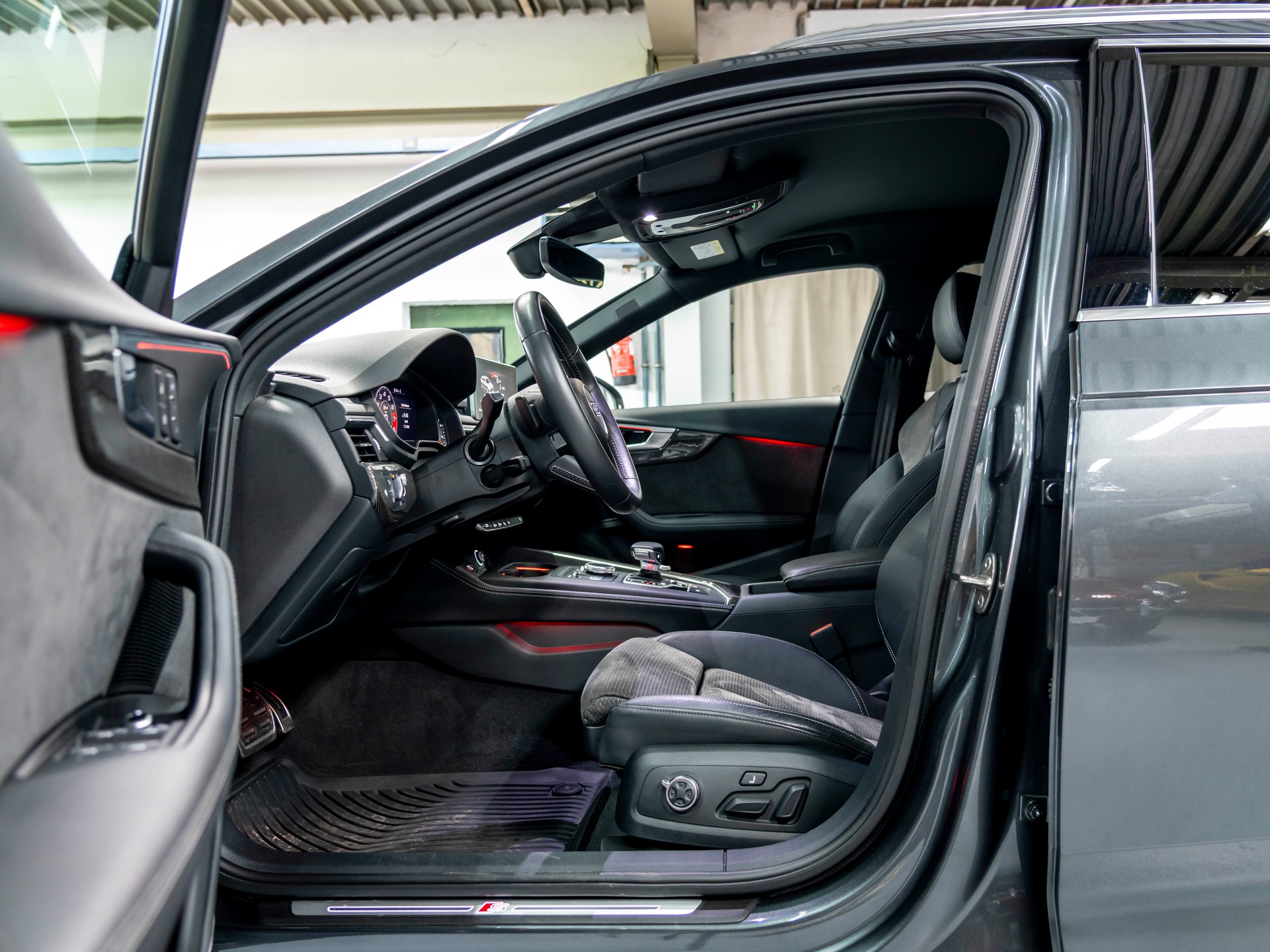AUDI S4 Avant 3.0 TFSI quattro tiptronic-image-18