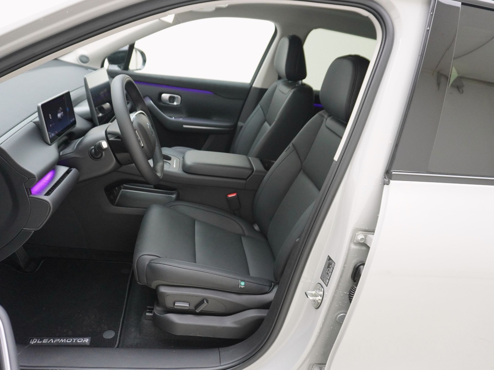 LEAPMOTOR C10 Design Pro MAX AWD-image-11