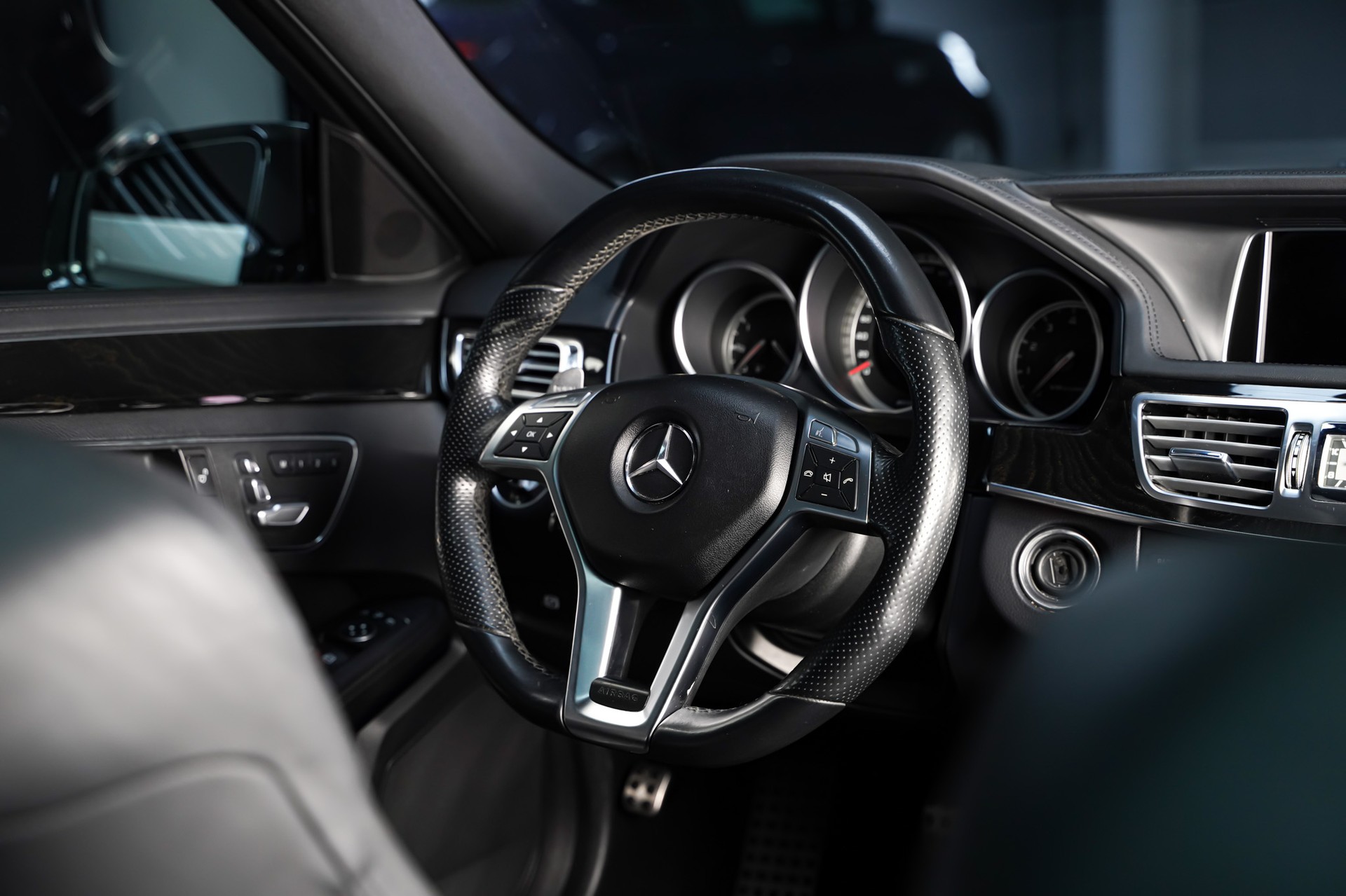 MERCEDES-BENZ E 63 AMG 4Matic Speedshift-image-19