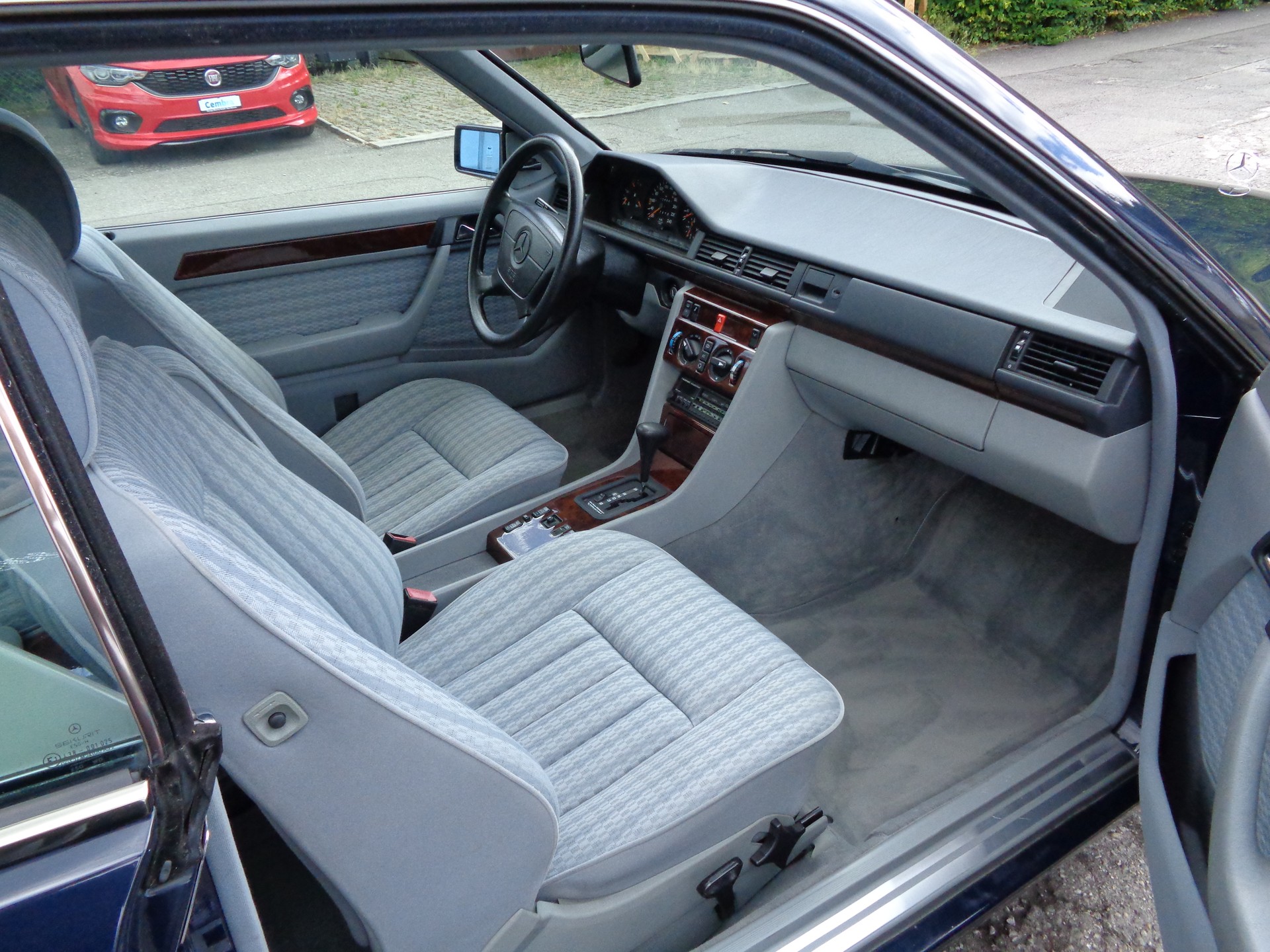 MERCEDES-BENZ 300 CE-image-6