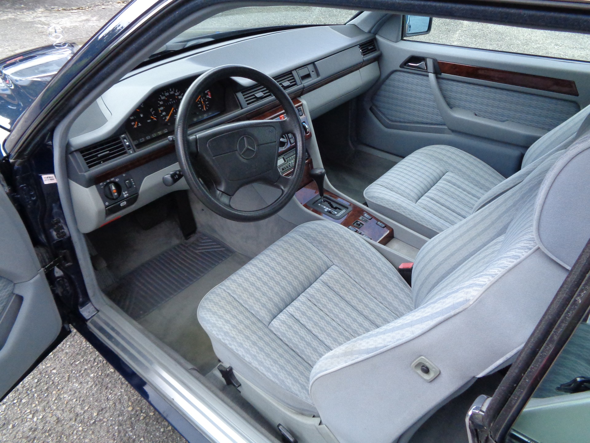 MERCEDES-BENZ 300 CE-image-8