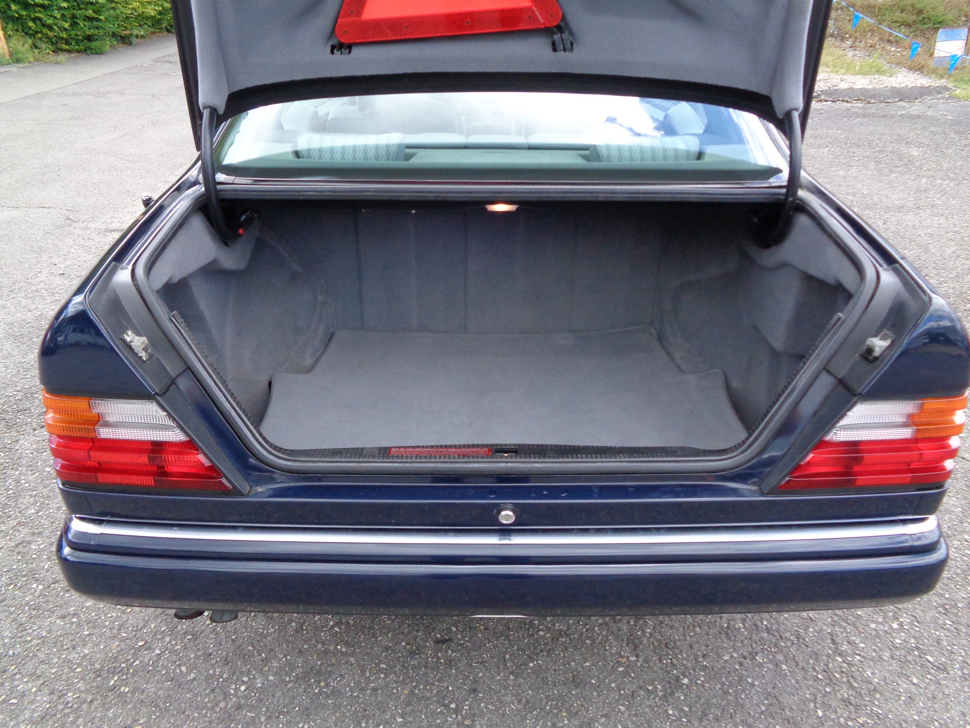MERCEDES-BENZ 300 CE-image-14