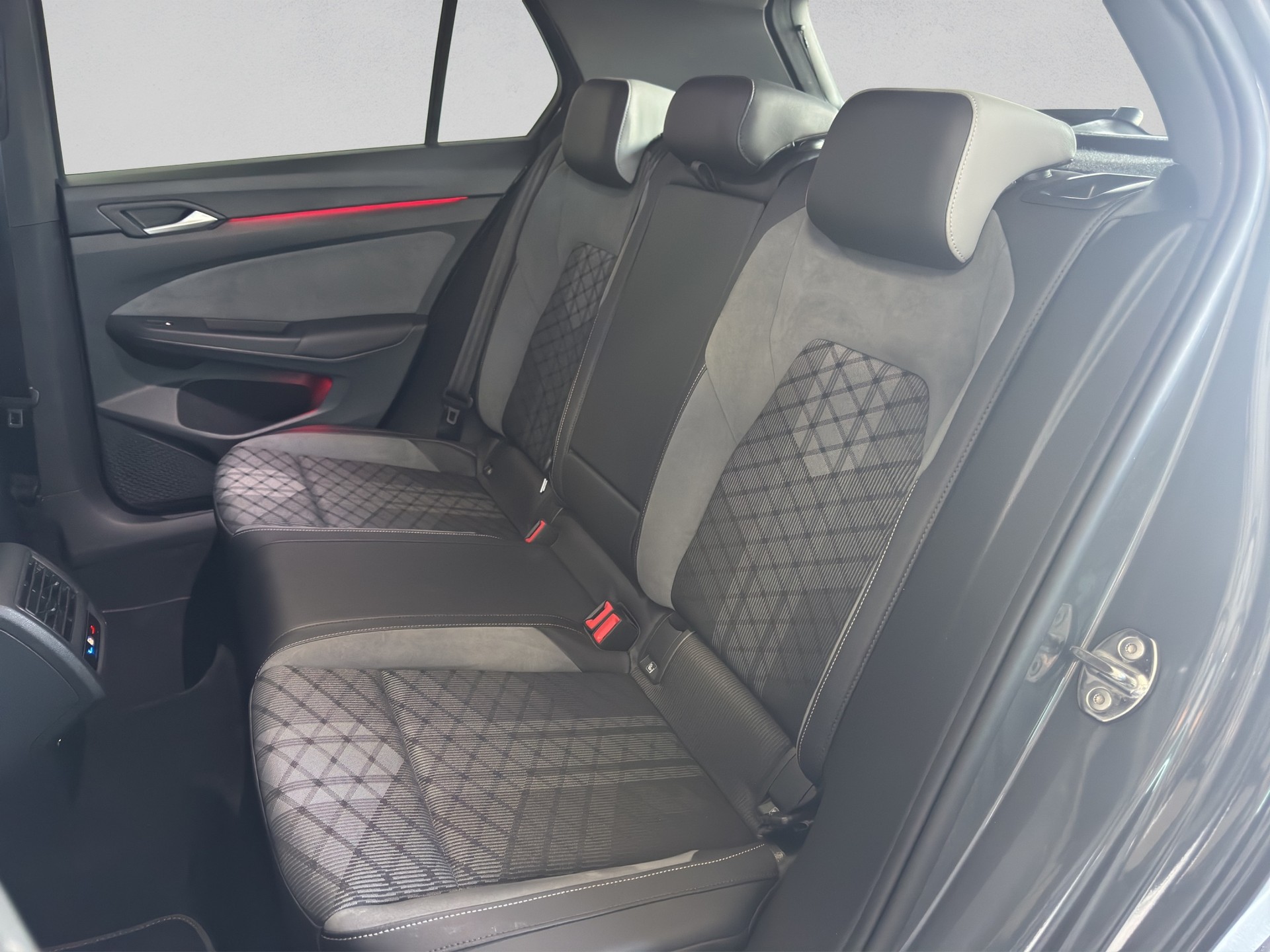 VW Golf 2.0 TDI R-Line DSG 4Motion-image-11