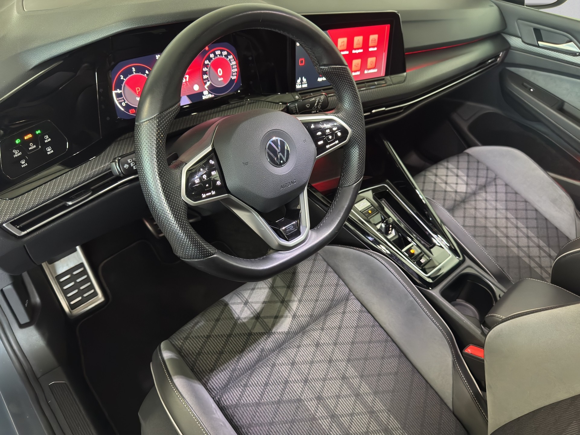 VW Golf 2.0 TDI R-Line DSG 4Motion-image-9