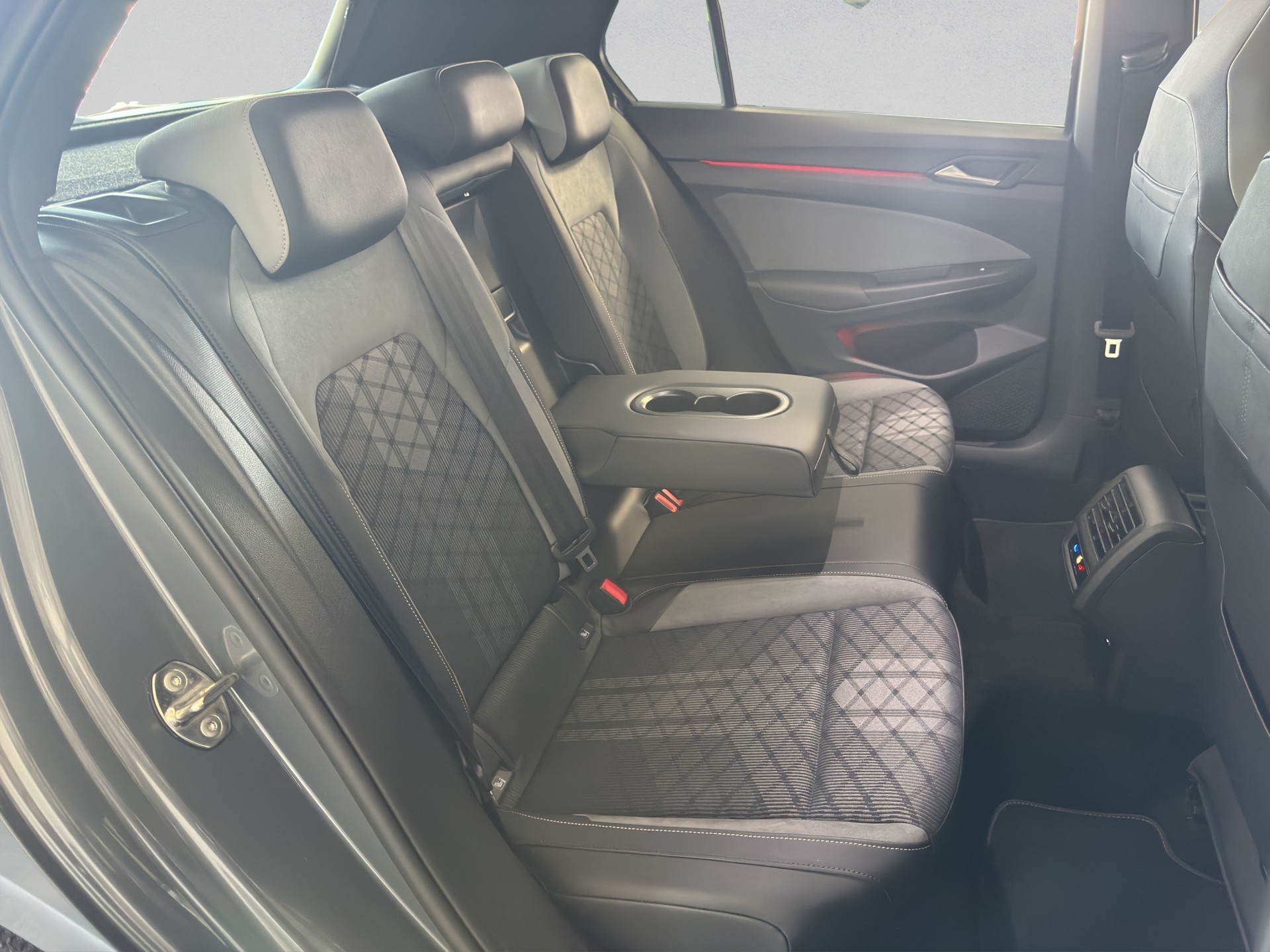 VW Golf 2.0 TDI R-Line DSG 4Motion-image-13