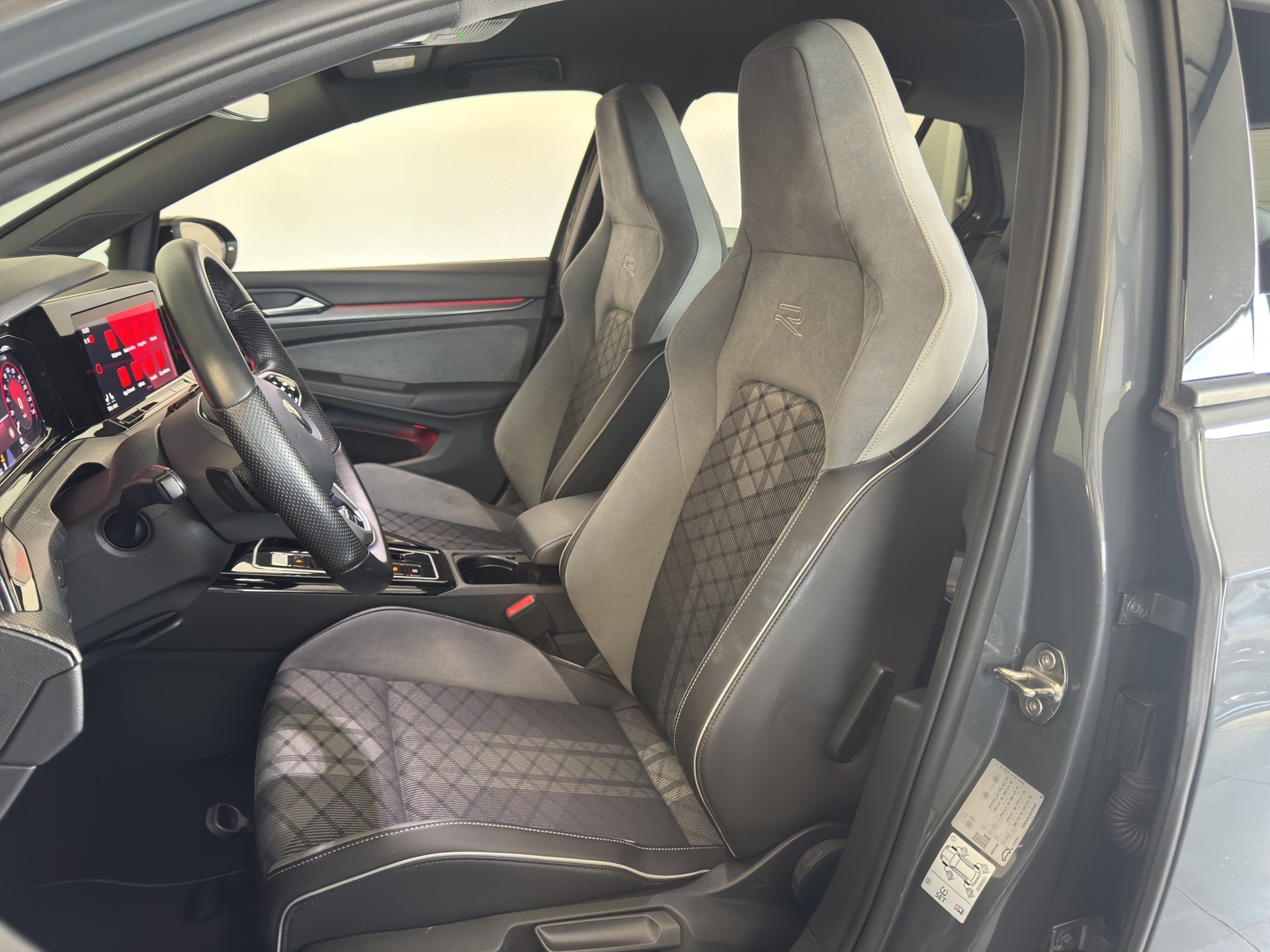 VW Golf 2.0 TDI R-Line DSG 4Motion-image-24