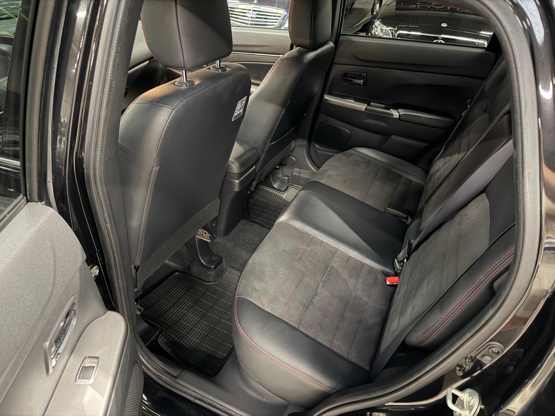 MITSUBISHI ASX 2.0 Diamond Swiss 4WD Automat-image-15