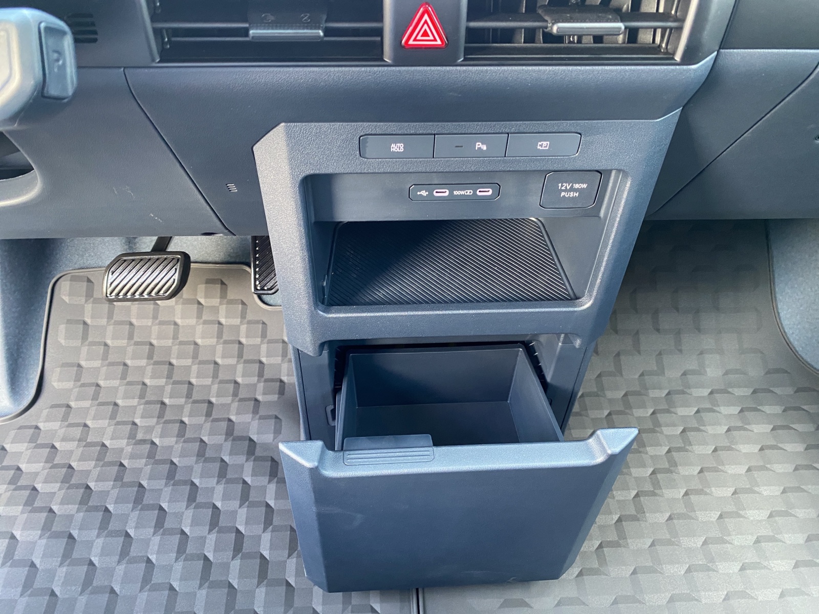 KIA Cargo Essential / International Van of the Year 2026-image-14