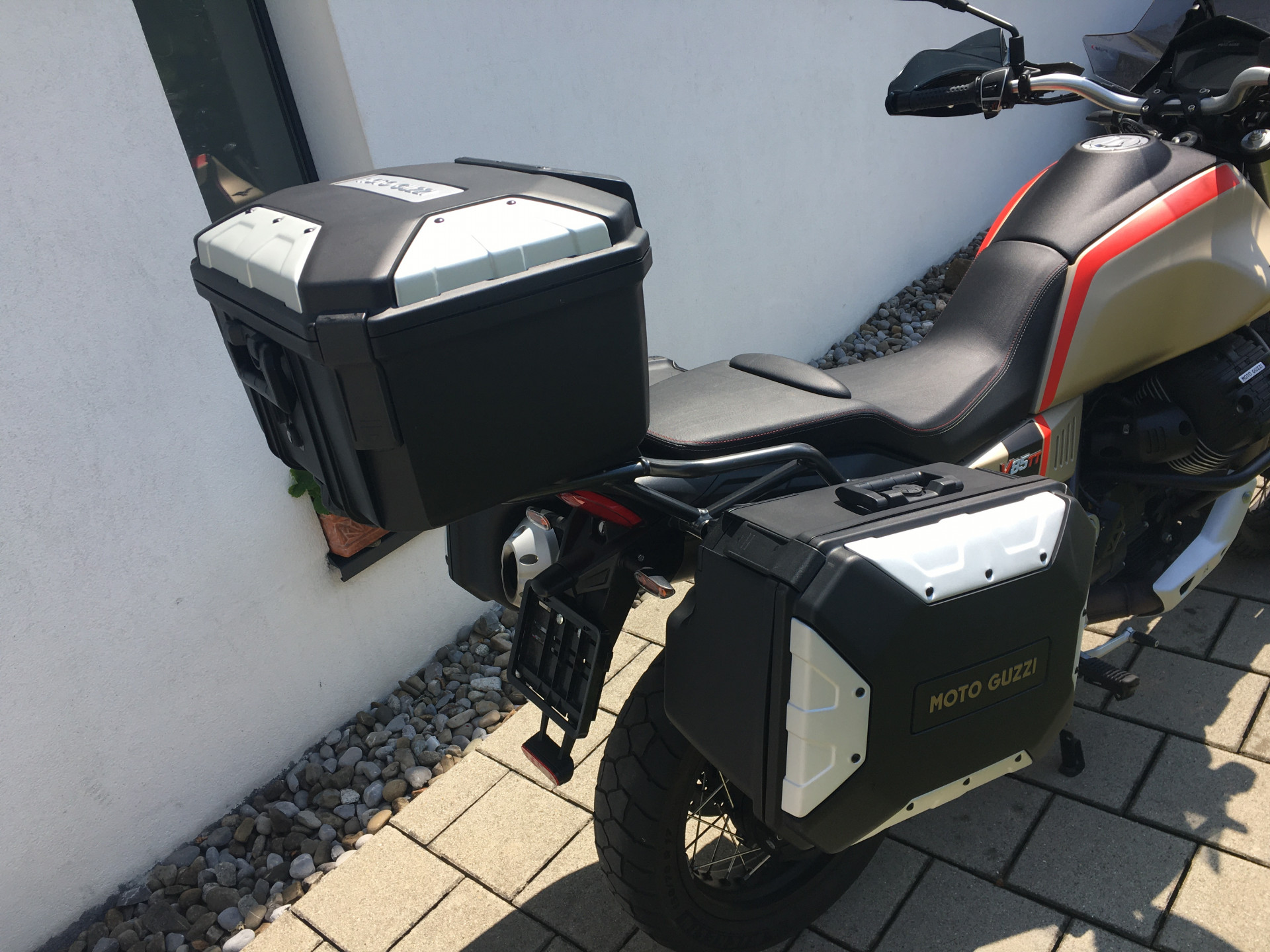 MOTO GUZZI V85 TT Travel-image-1
