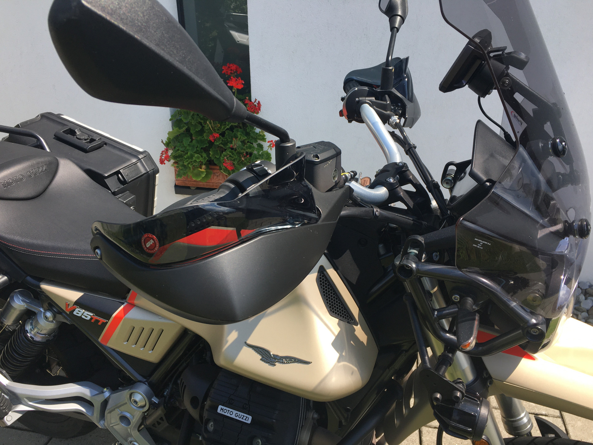 MOTO GUZZI V85 TT Travel-image-2