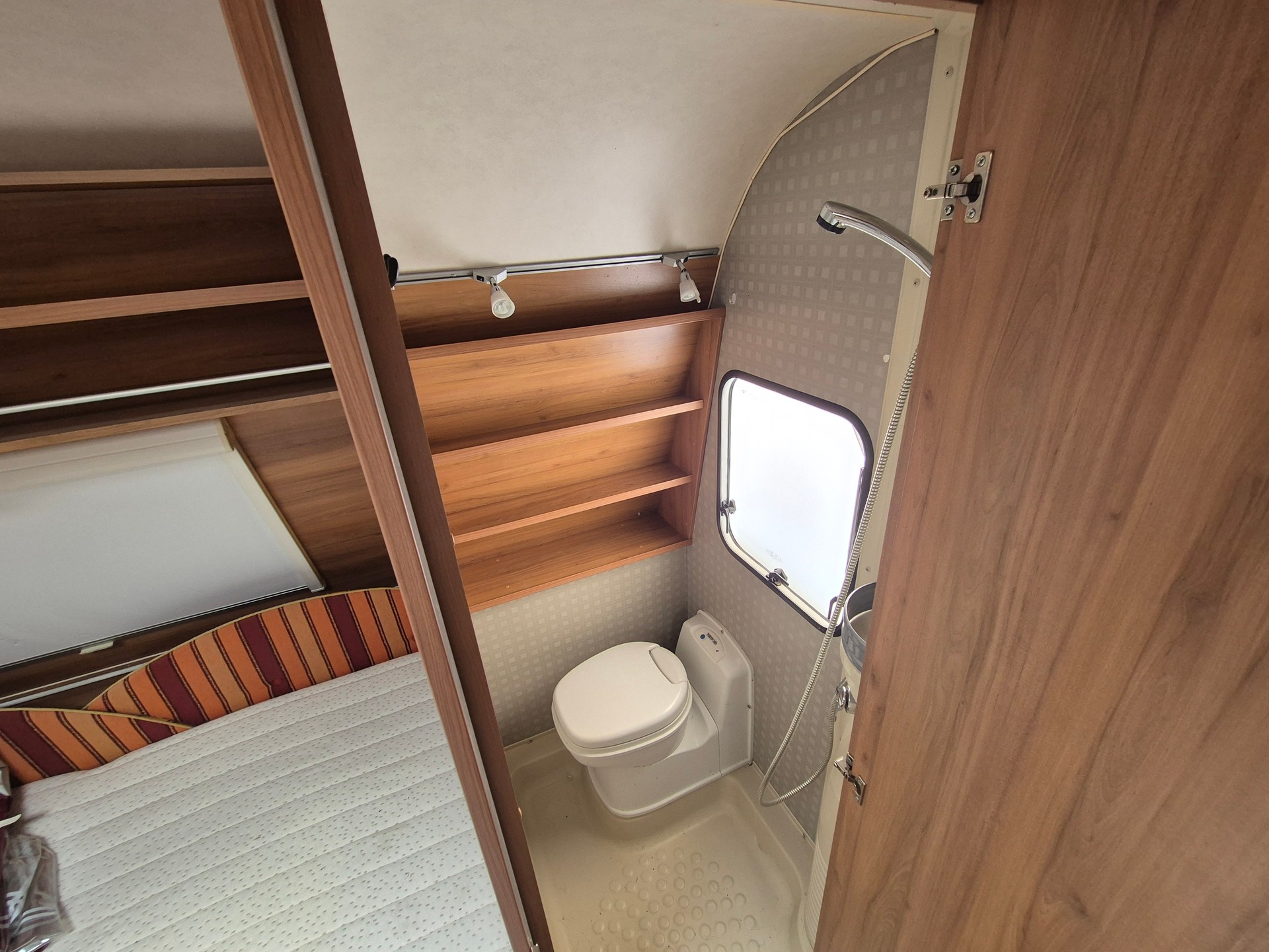 BÜRSTNER Averso 550TK gepflegt Top mit Mover-image-10