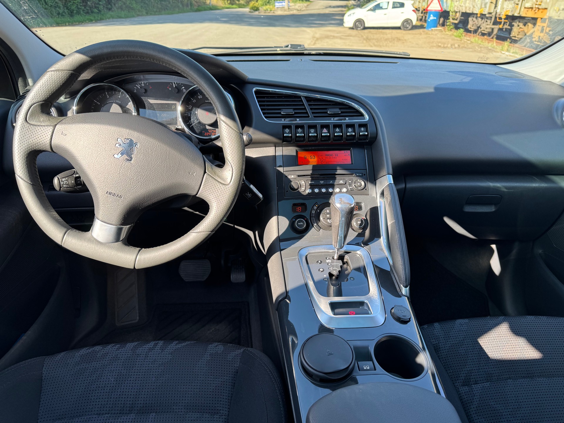 PEUGEOT 3008 1.6 16V T Platinum Tiptronic-image-12