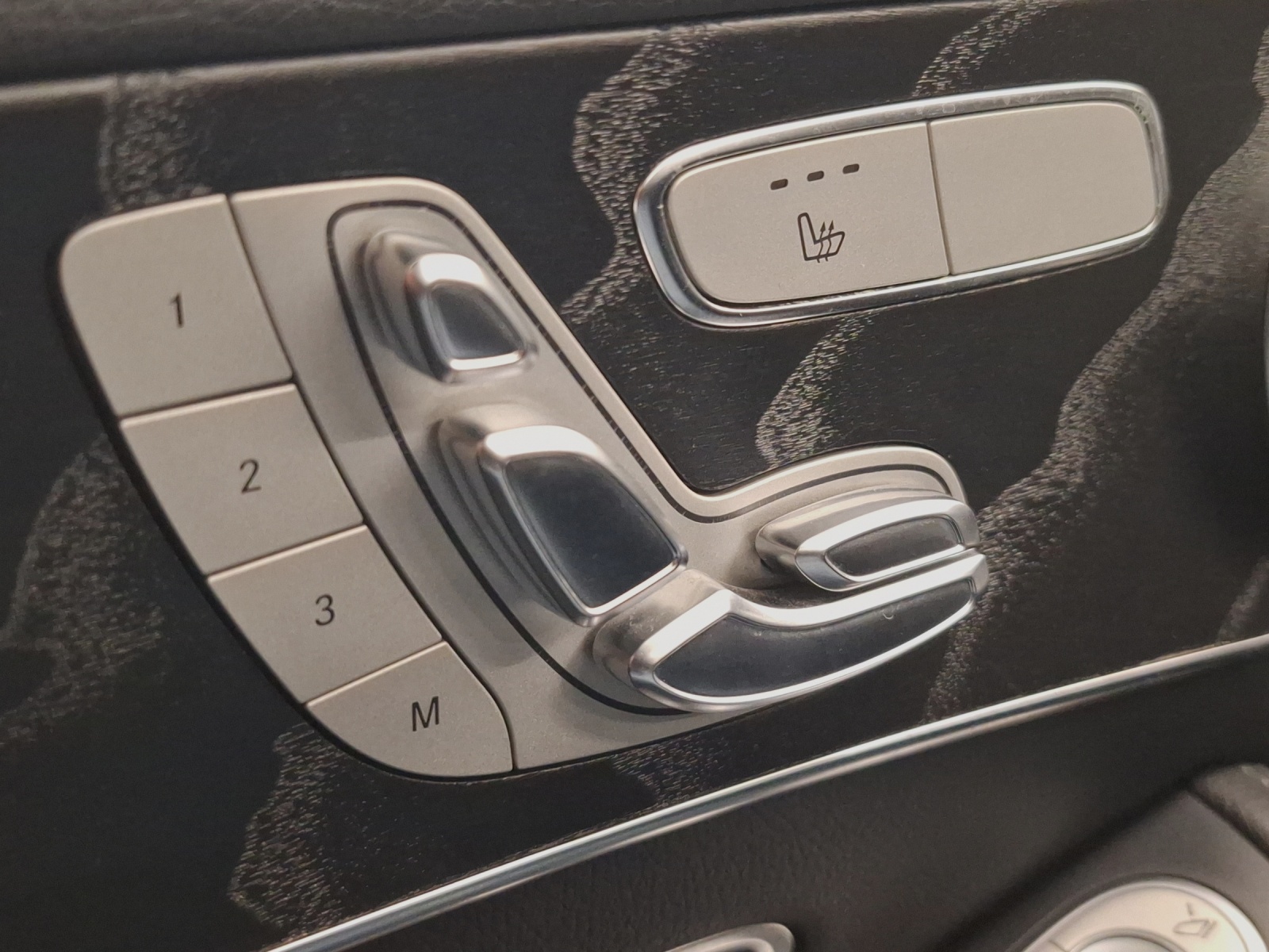 MERCEDES-BENZ C 300 AMG Line-image-13