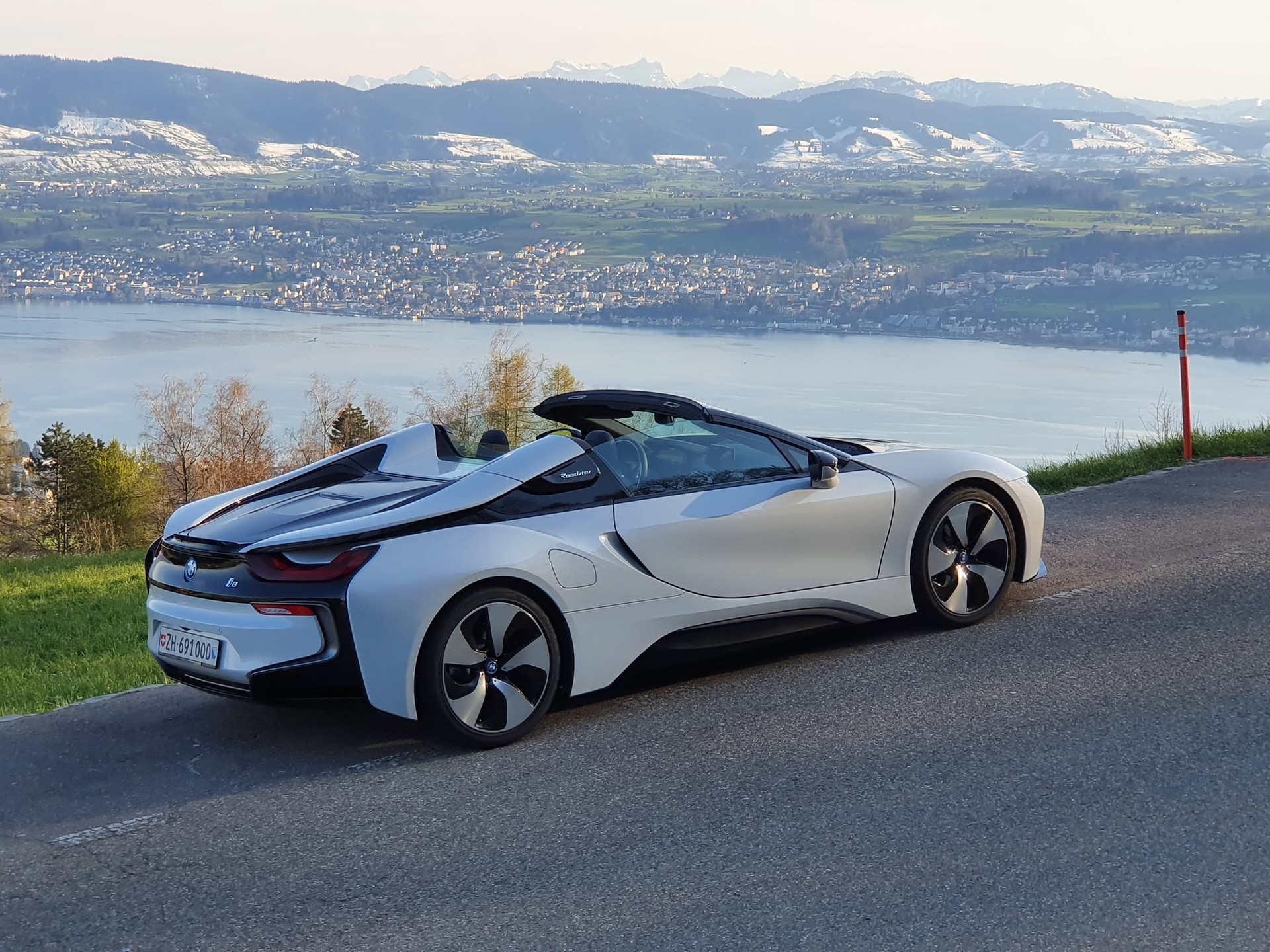 BMW i8 Roadster-image-10