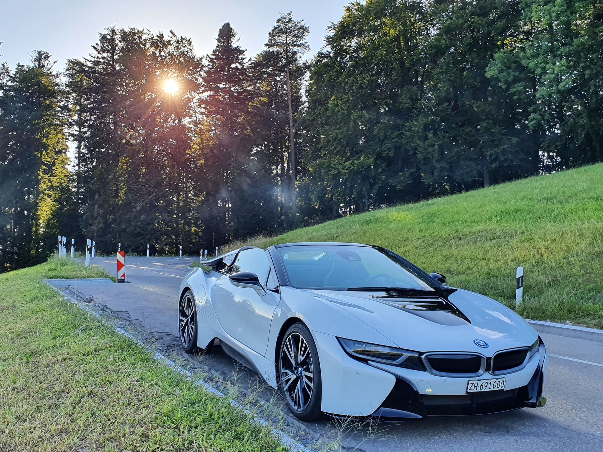 BMW i8 Roadster-image-8