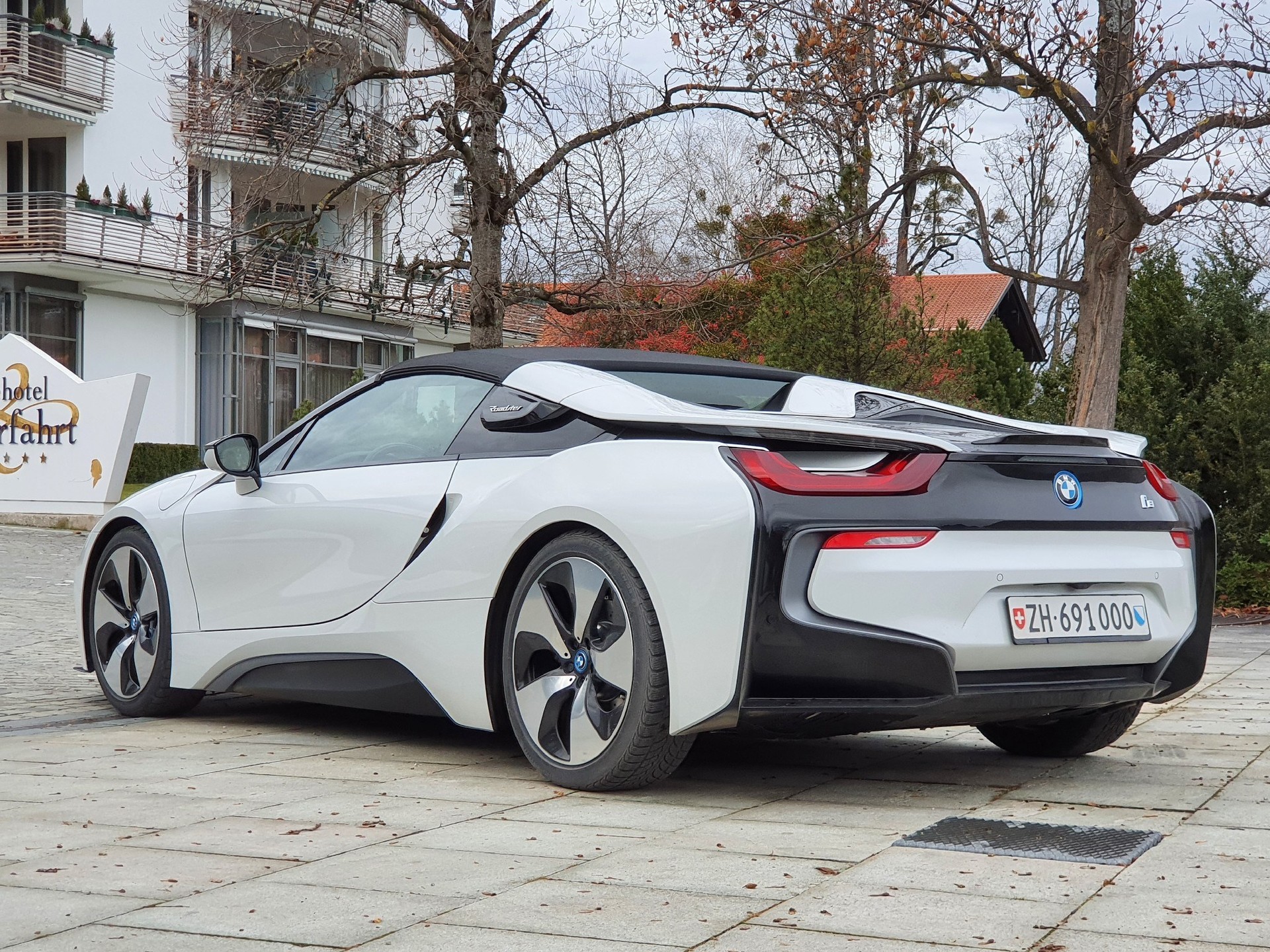 BMW i8 Roadster-image-12