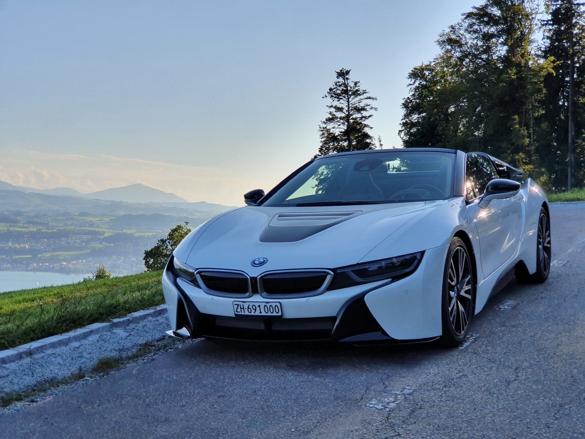 BMW i8 Roadster-image-4