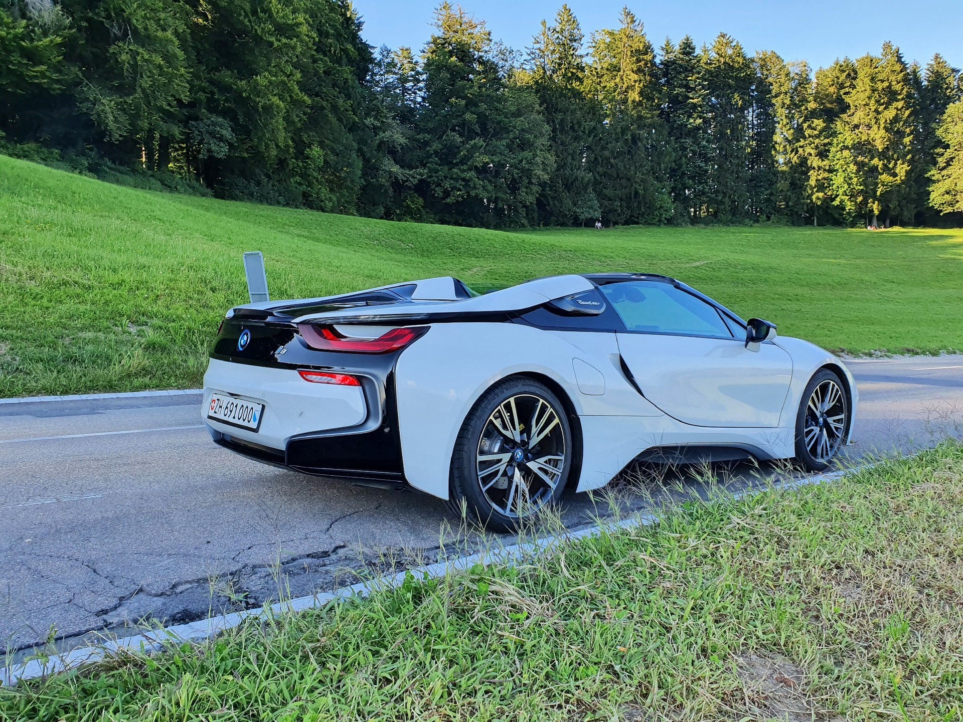 BMW i8 Roadster-image-6