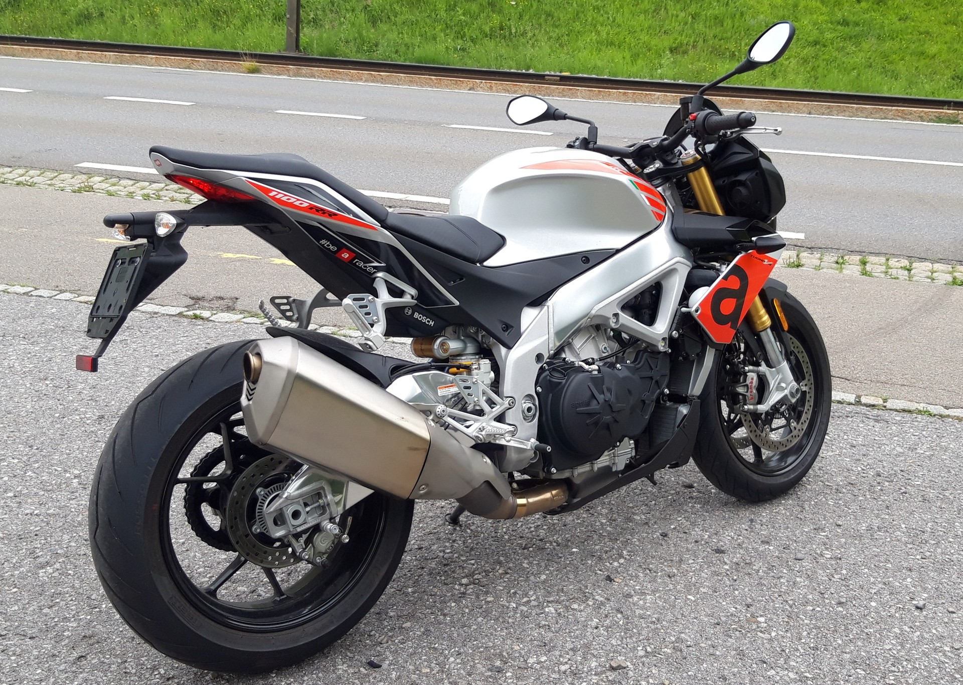 APRILIA Tuono V4 1100 Factory-image-3