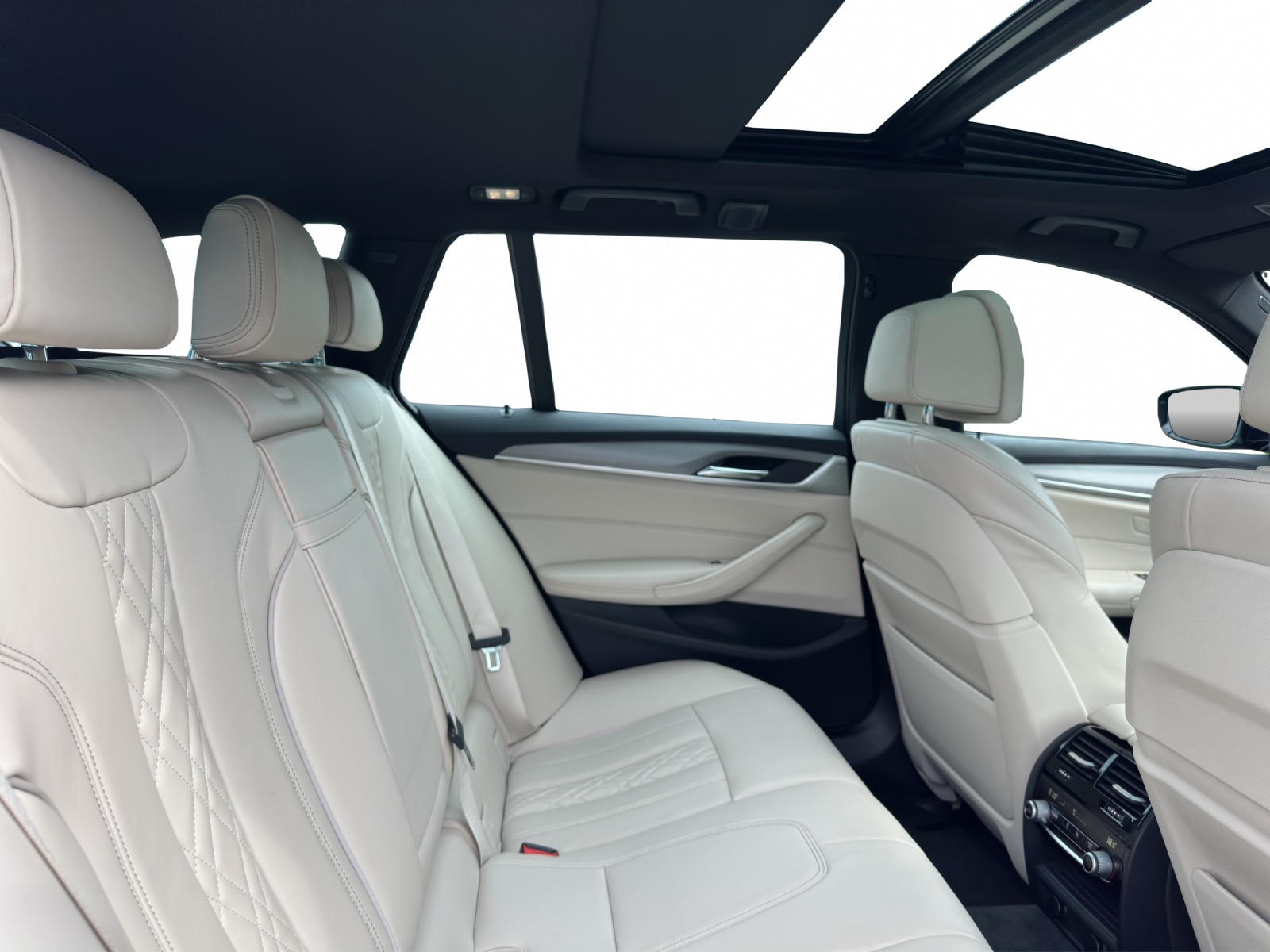 BMW 540i xDrive Touring Steptronic-image-11