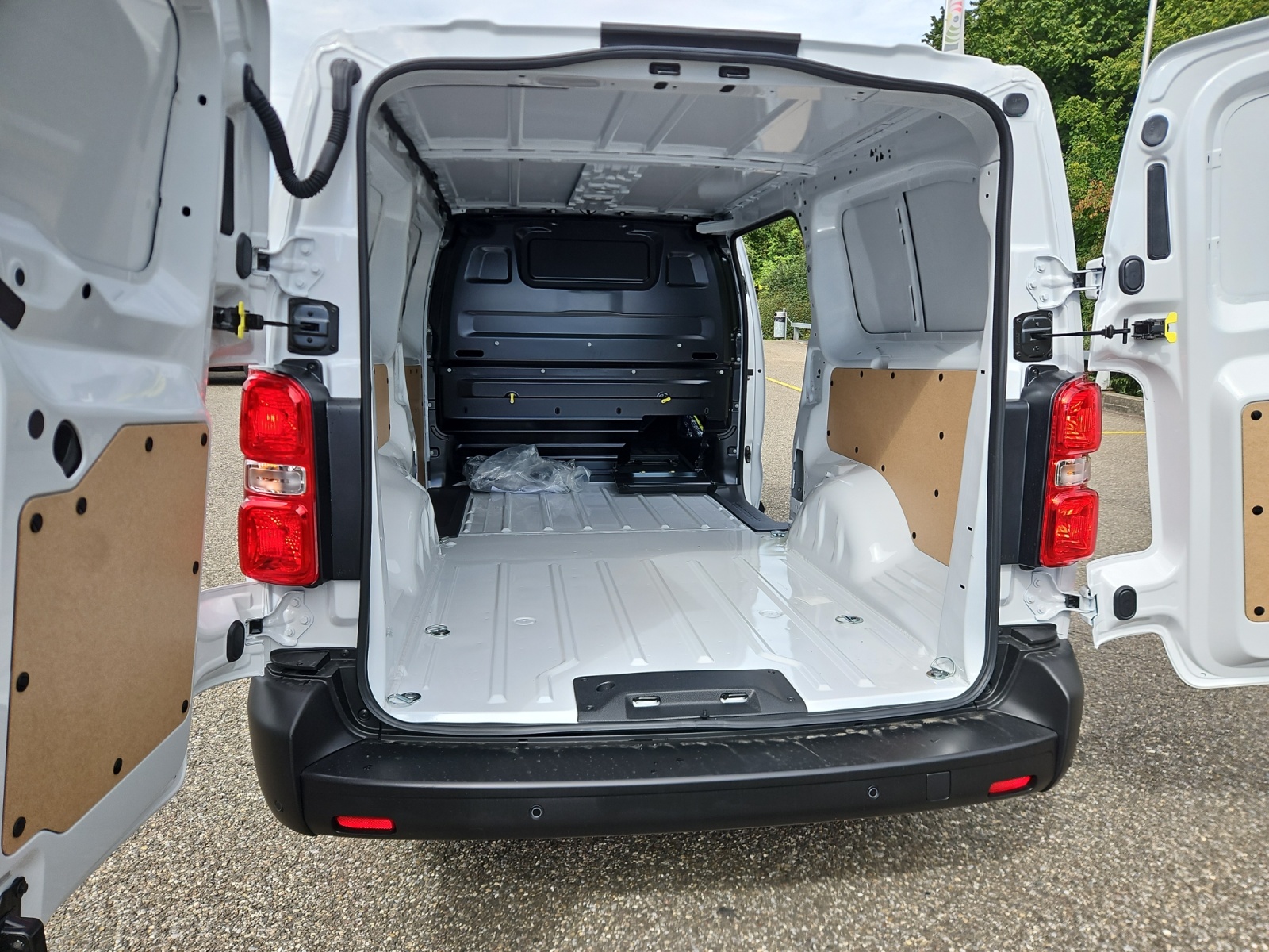 FIAT SCUDO VAN EASY PRO / L3H1 / 1.5 BHDI / 120 PS / Manuell-image-7