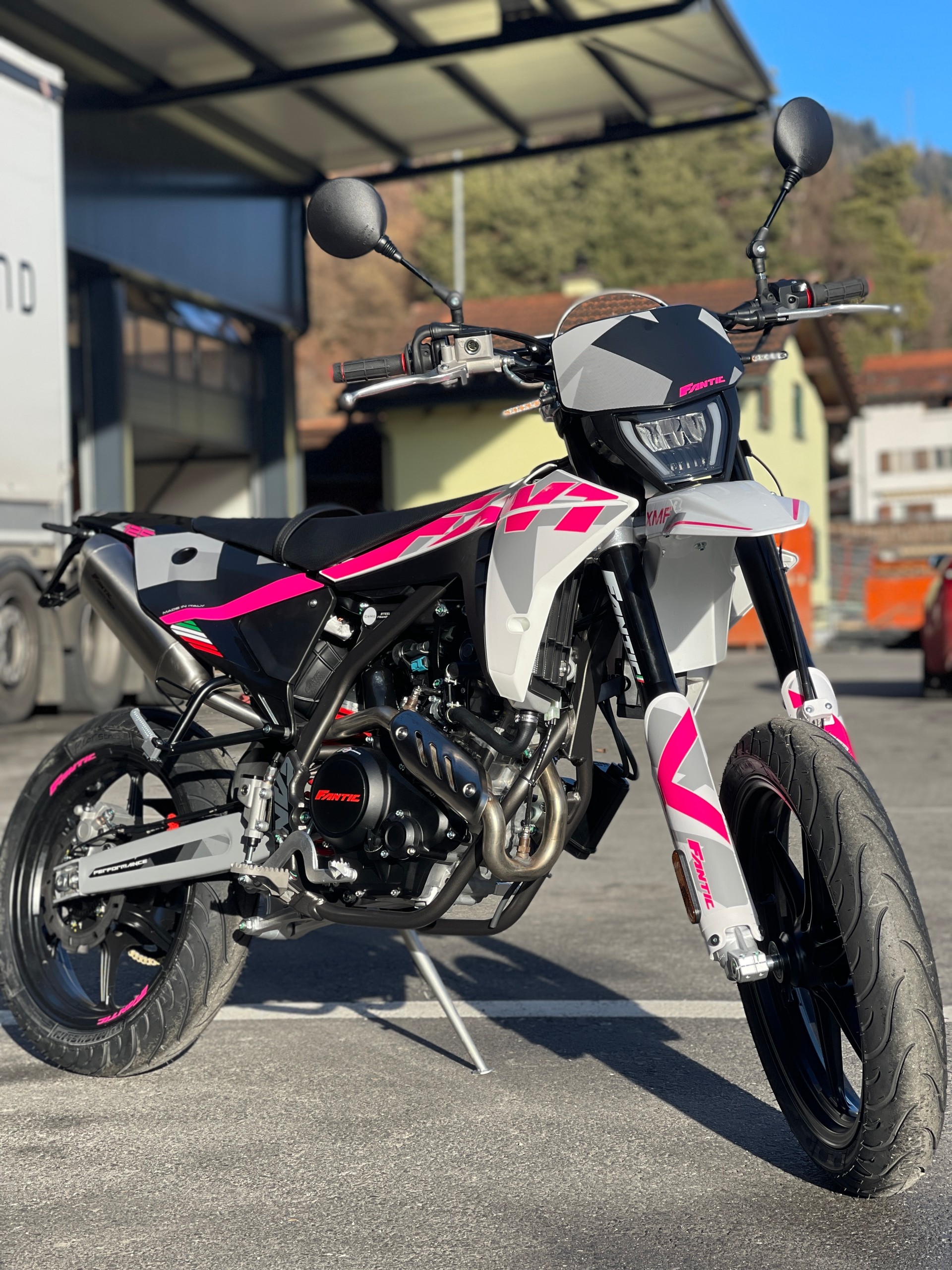 FANTIC XMF 125 Performance Pink Edition-image-1