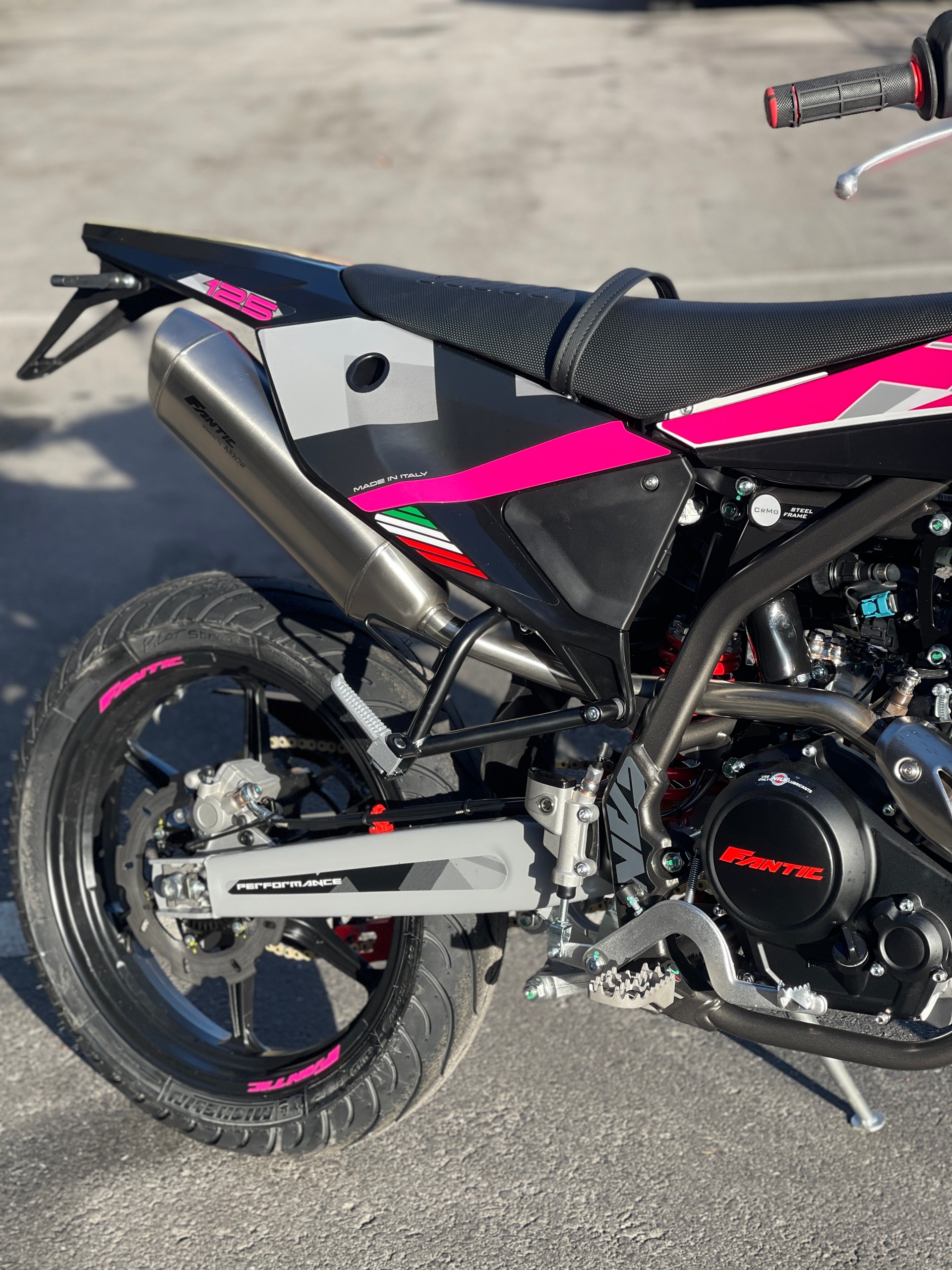 FANTIC XMF 125 Performance Pink Edition-image-7