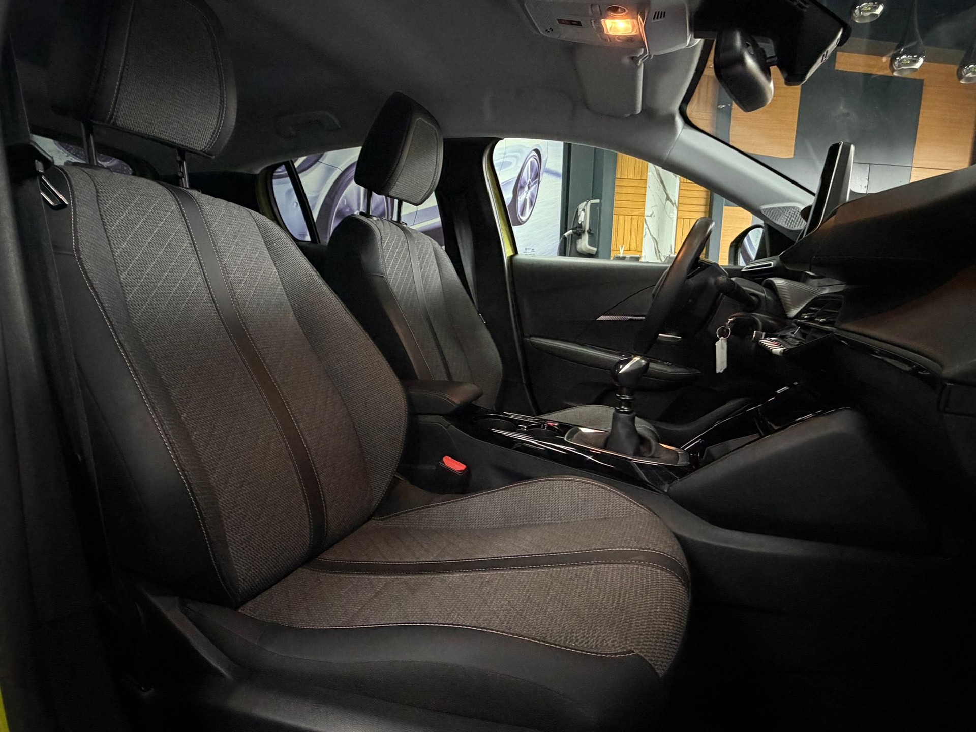 PEUGEOT 208 1.2 PureTech Allure-image-17