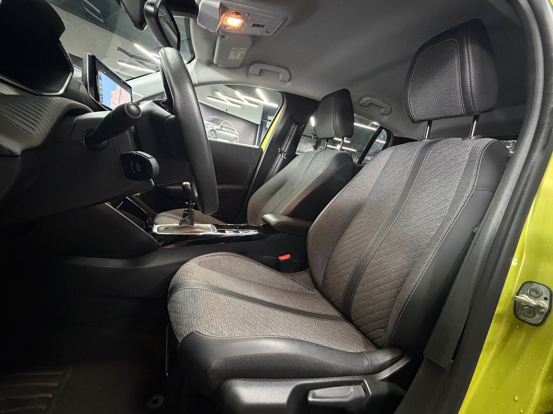 PEUGEOT 208 1.2 PureTech Allure-image-9