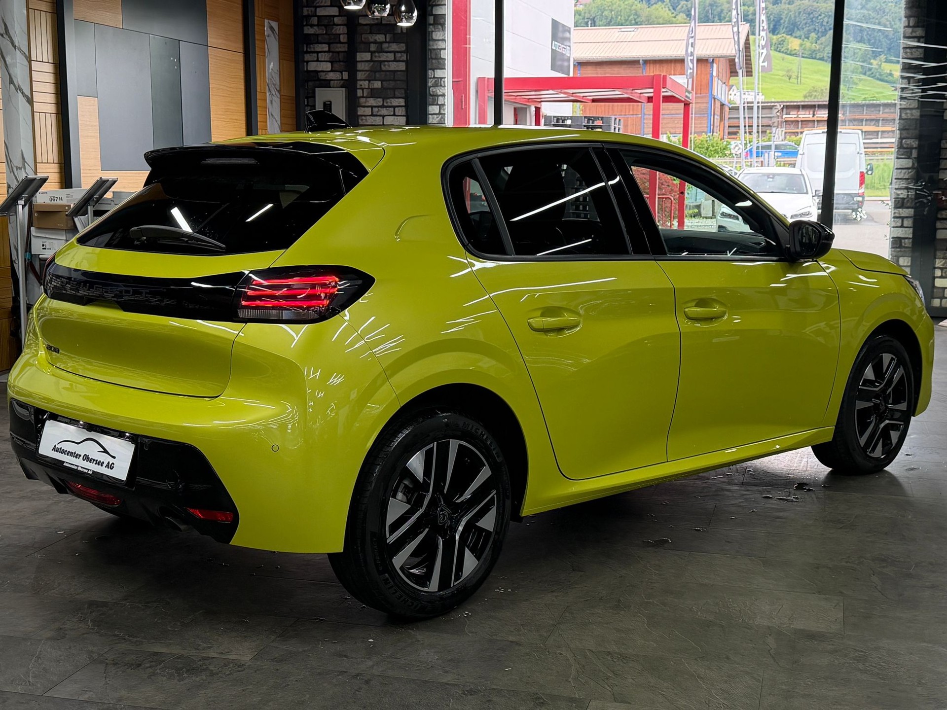 PEUGEOT 208 1.2 PureTech Allure-showroom-element-3