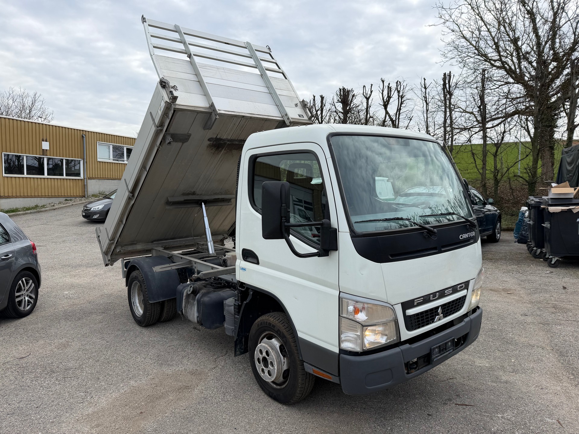 MITSUBISHI CANTER-image-1