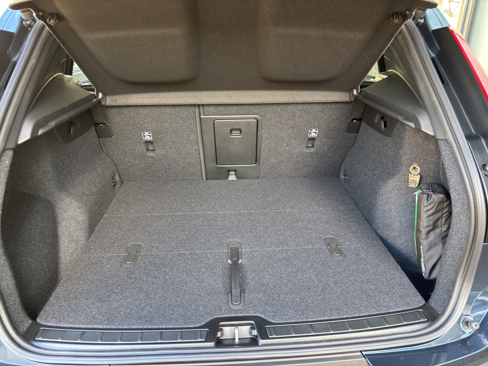 VOLVO XC40 2.0 B4 FWD MH Benzin Ultimate Dark-image-12