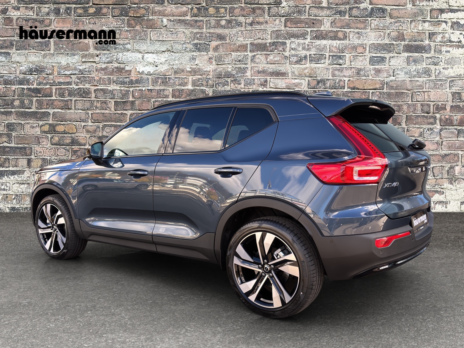 VOLVO XC40 2.0 B4 FWD MH Benzin Ultimate Dark-showroom-element-2