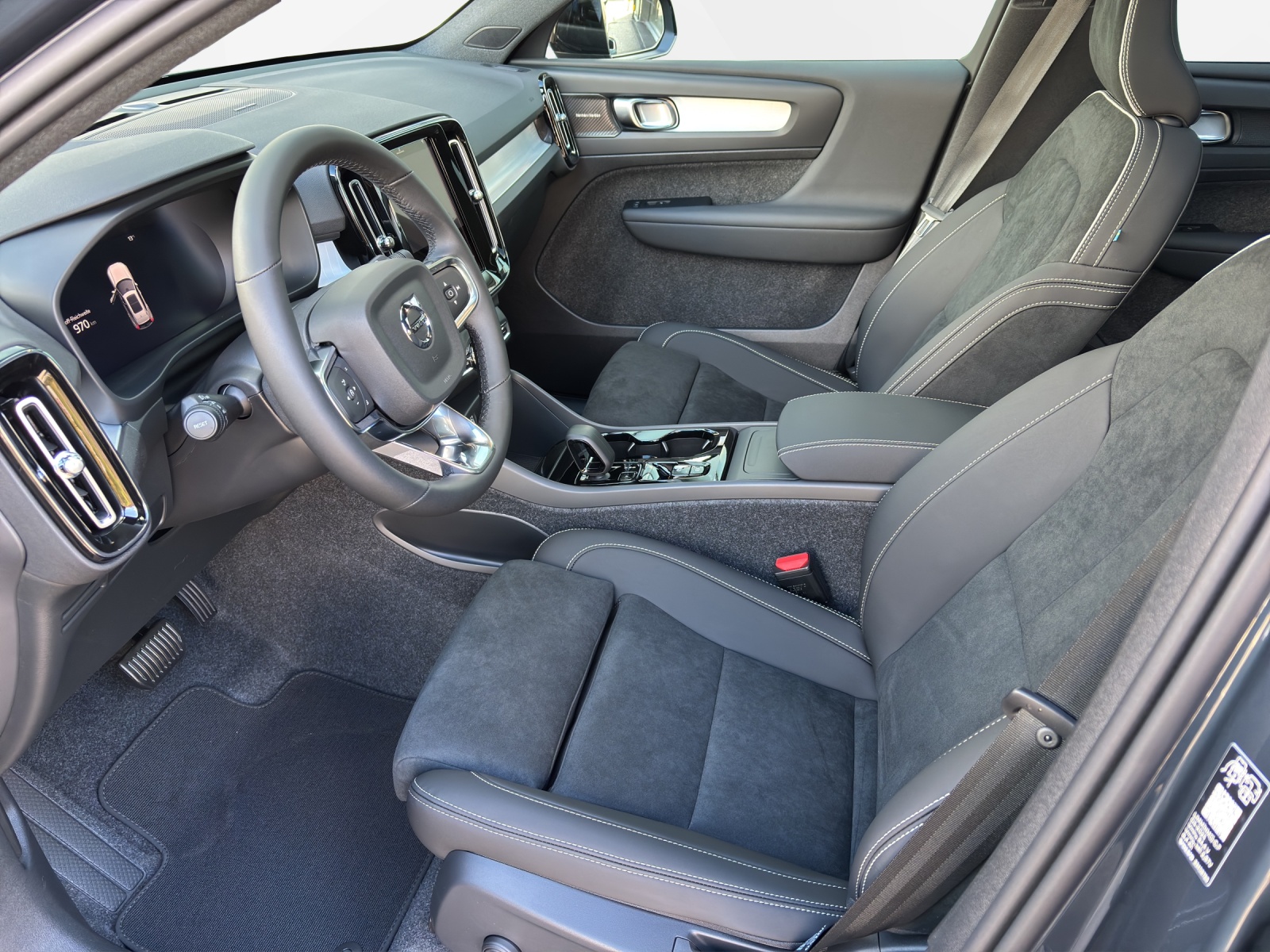 VOLVO XC40 2.0 B4 FWD MH Benzin Ultimate Dark-showroom-element-3