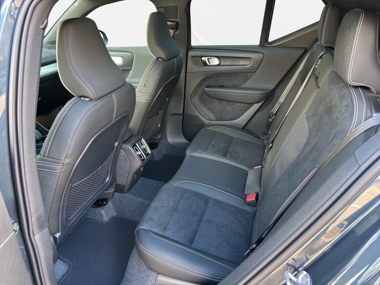 VOLVO XC40 2.0 B4 FWD MH Benzin Ultimate Dark-image-4