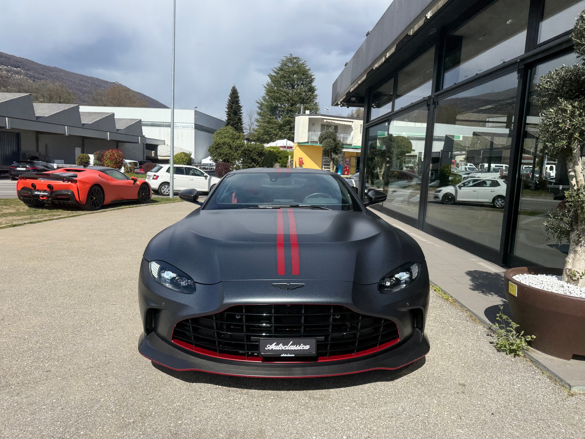 ASTON MARTIN V12 Vantage Coupé 5.2 V12 Bi-Turbo *** 1 of 333***-showroom-element-1