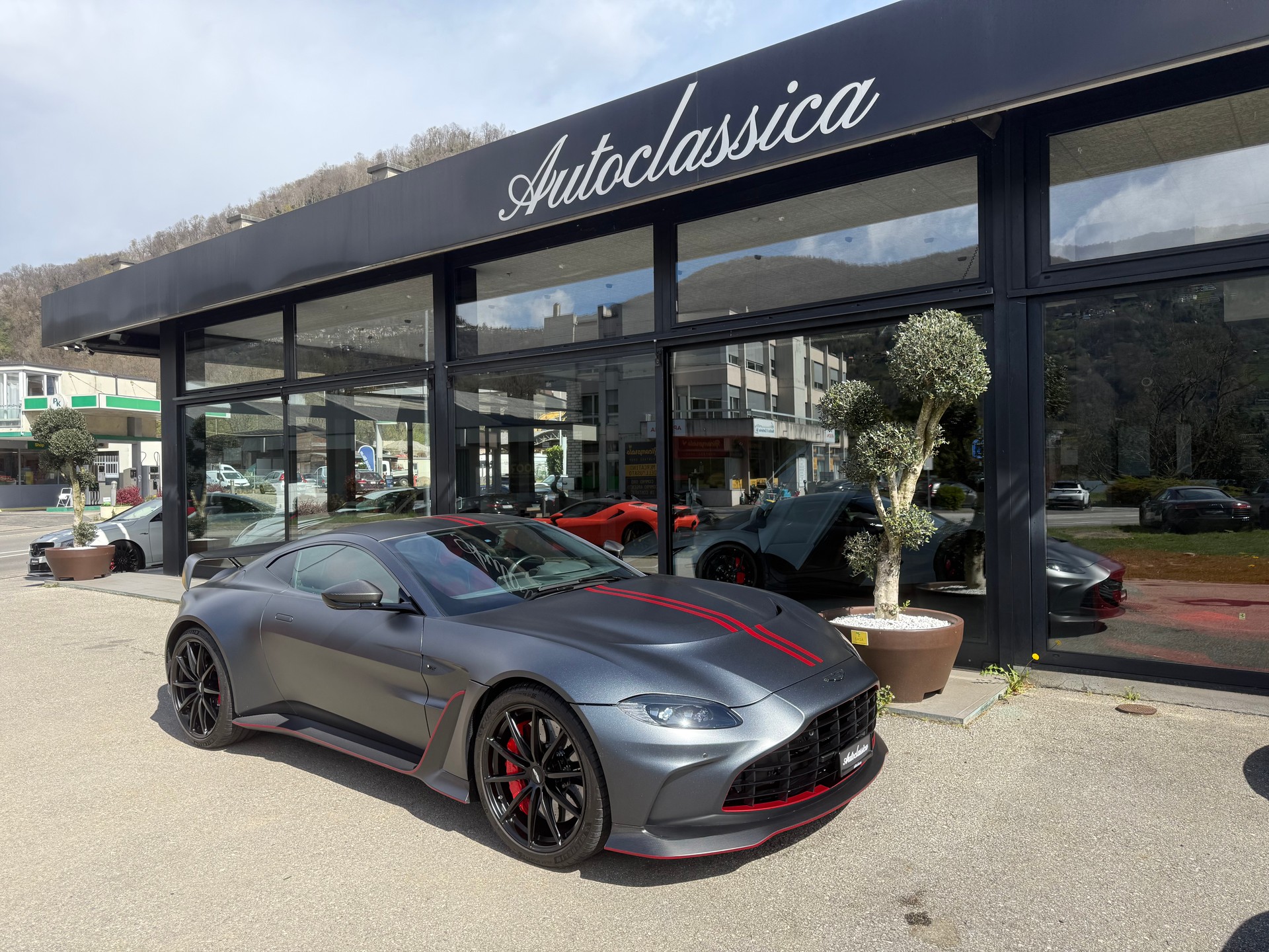 ASTON MARTIN V12 Vantage Coupé 5.2 V12 Bi-Turbo *** 1 of 333***-image-4