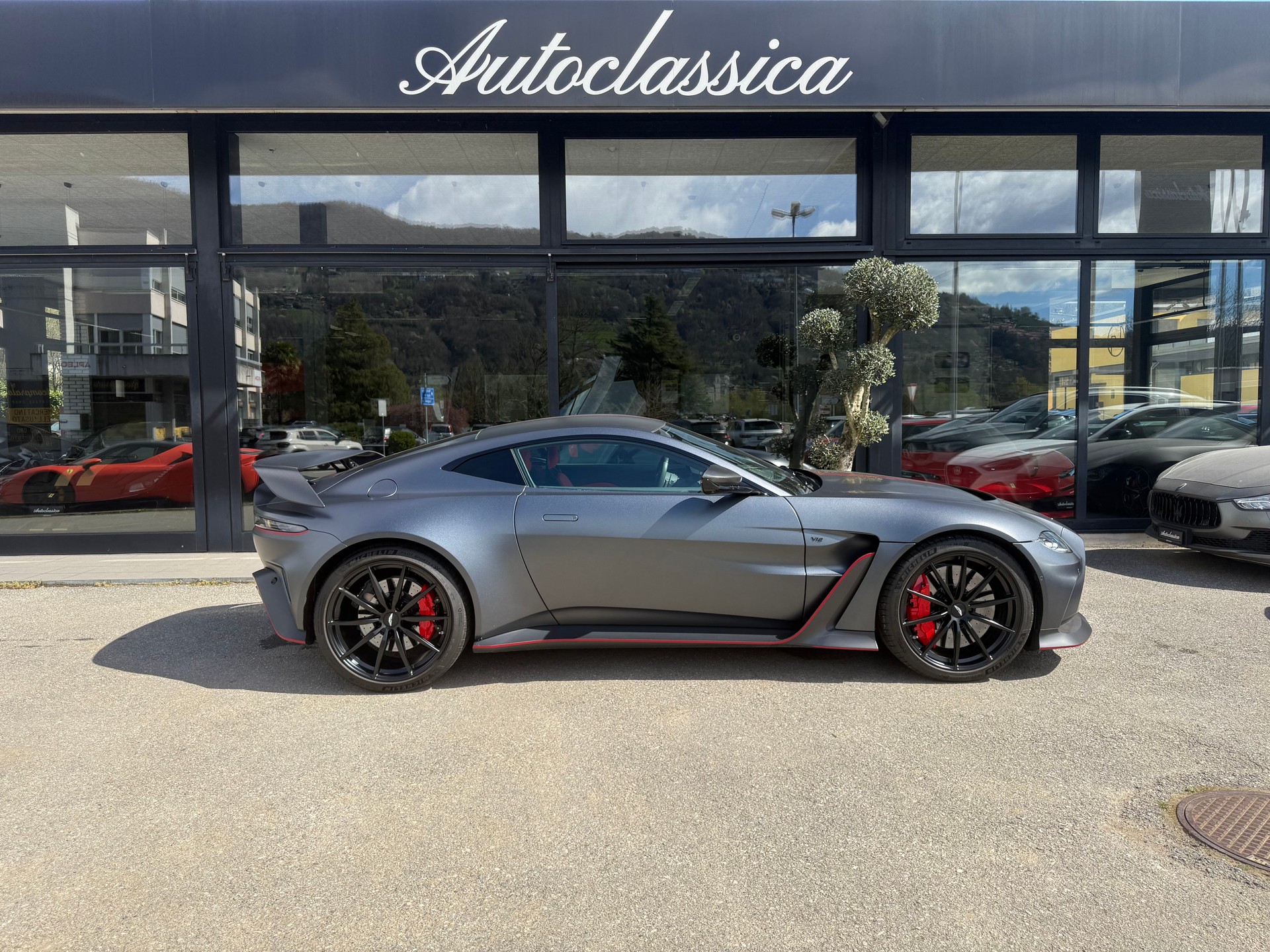 ASTON MARTIN V12 Vantage Coupé 5.2 V12 Bi-Turbo *** 1 of 333***-showroom-element-3