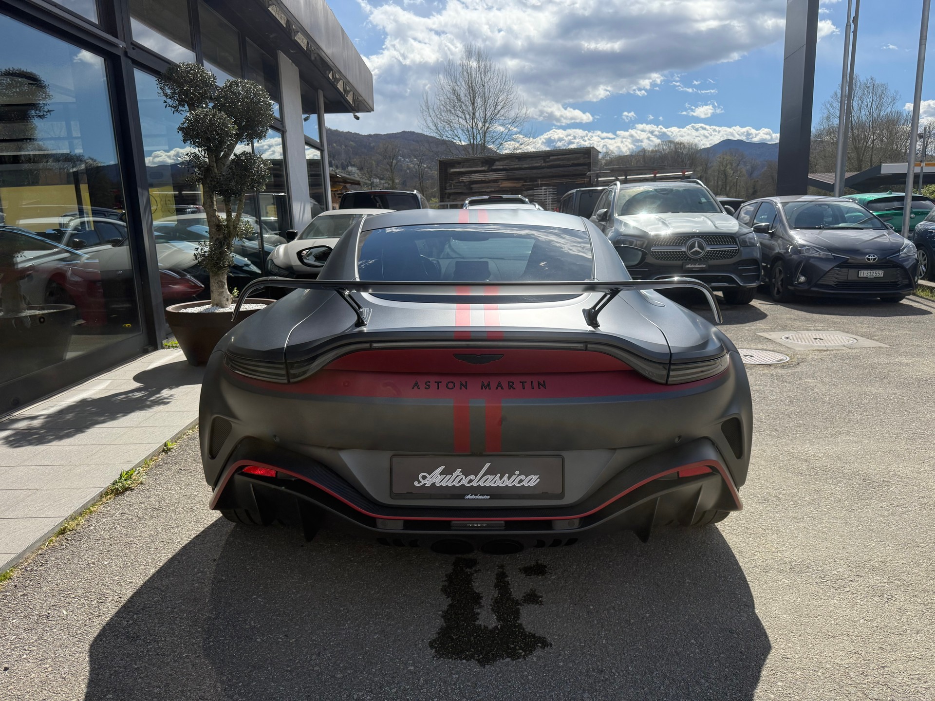 ASTON MARTIN V12 Vantage Coupé 5.2 V12 Bi-Turbo *** 1 of 333***-showroom-element-2