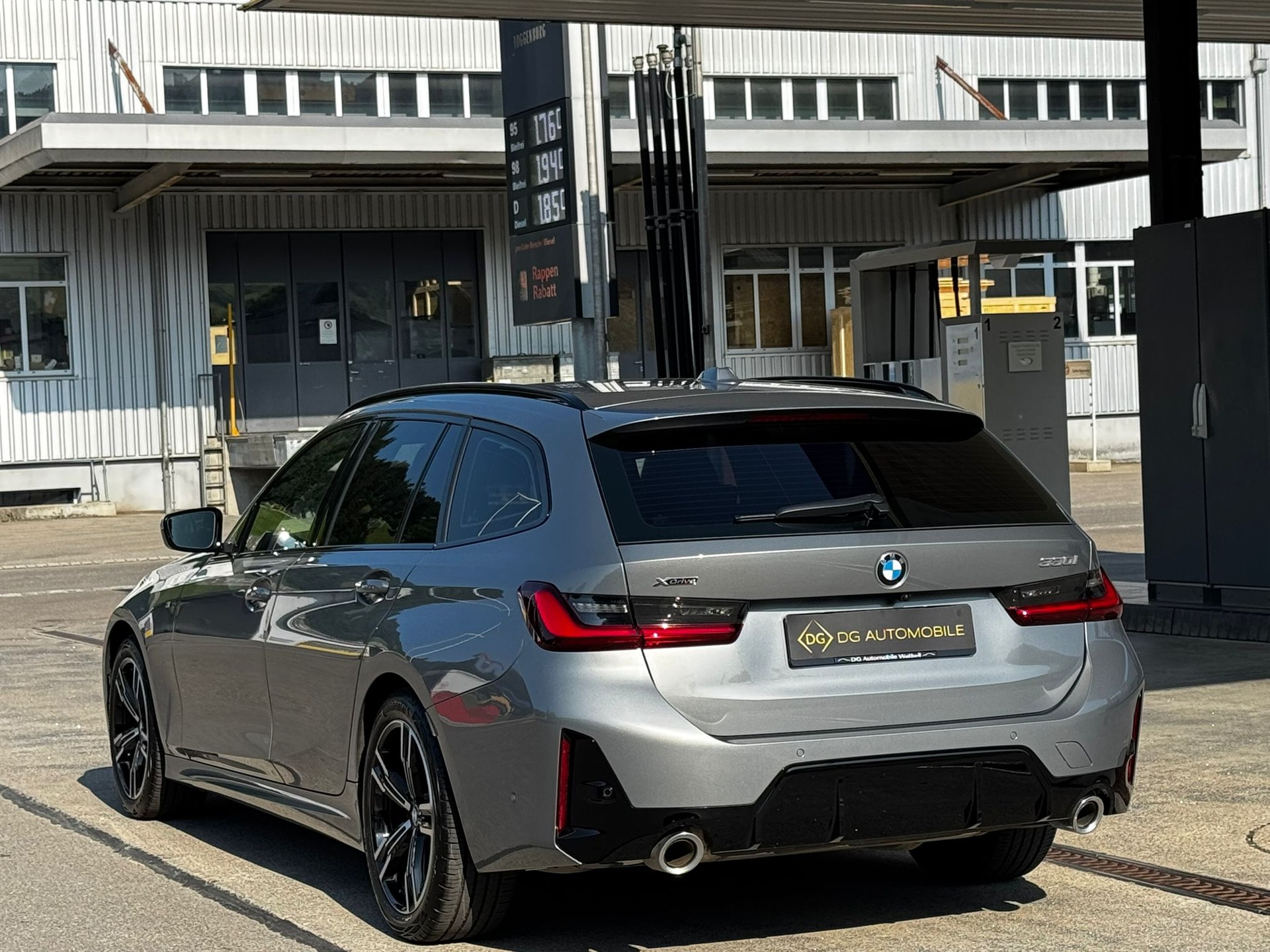 BMW 330i Touring xDrive Steptronic M Sport *Shadow-Line**Live Cockpit**245PS**Modell 2025*-image-4
