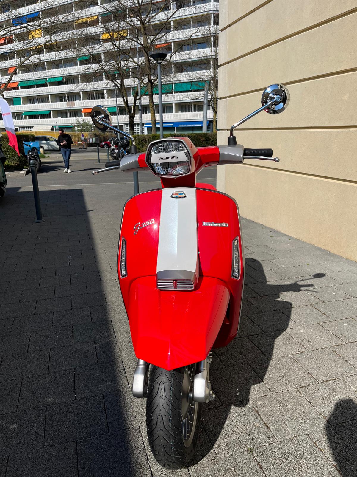 PIAGGIO Vespa GTS 300 Super Tech ABS-image-1