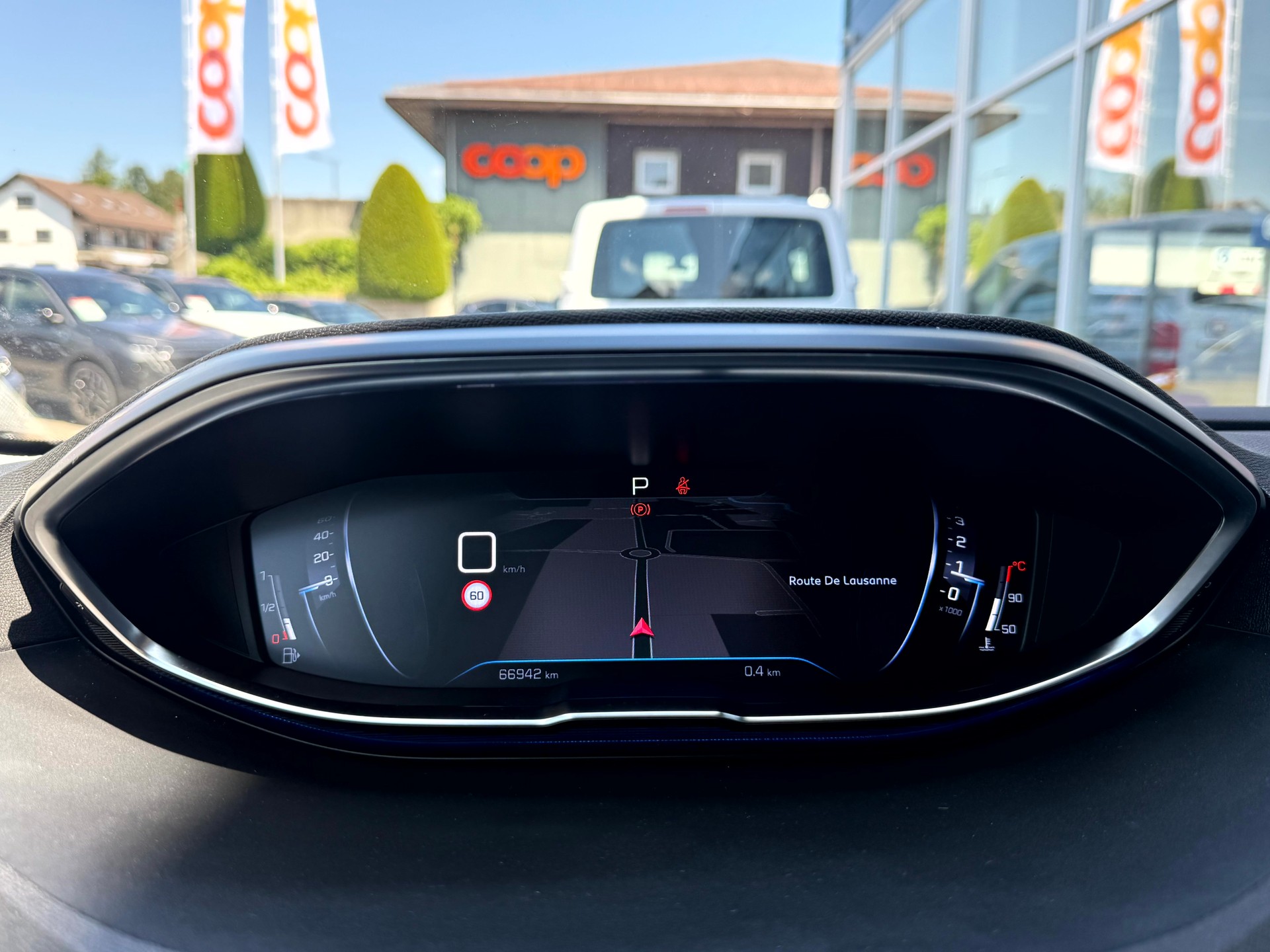 PEUGEOT 3008 1.2 PureTech Allure Noir Perla EAT8-image-22