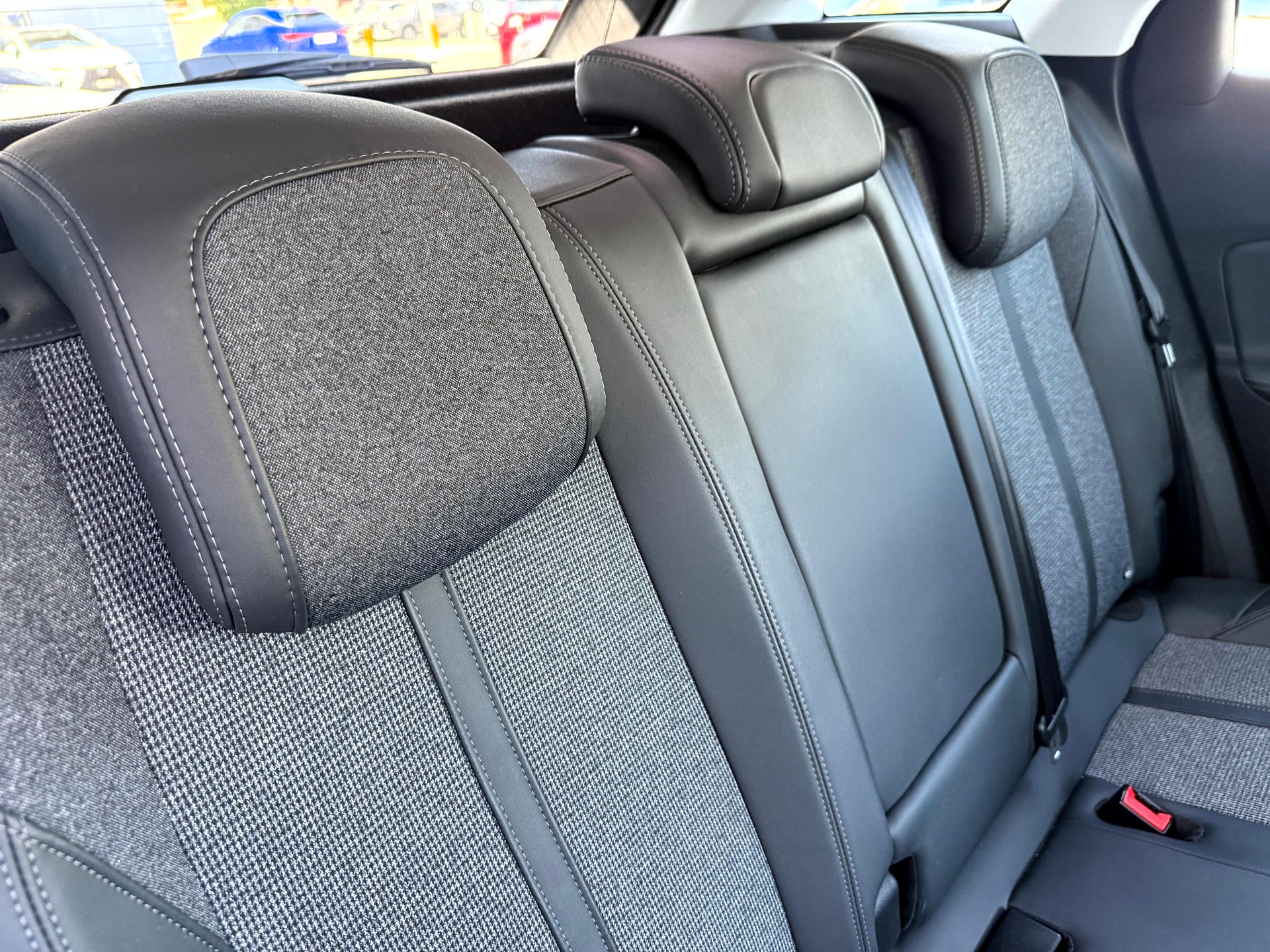 PEUGEOT 3008 1.2 PureTech Allure Noir Perla EAT8-image-11
